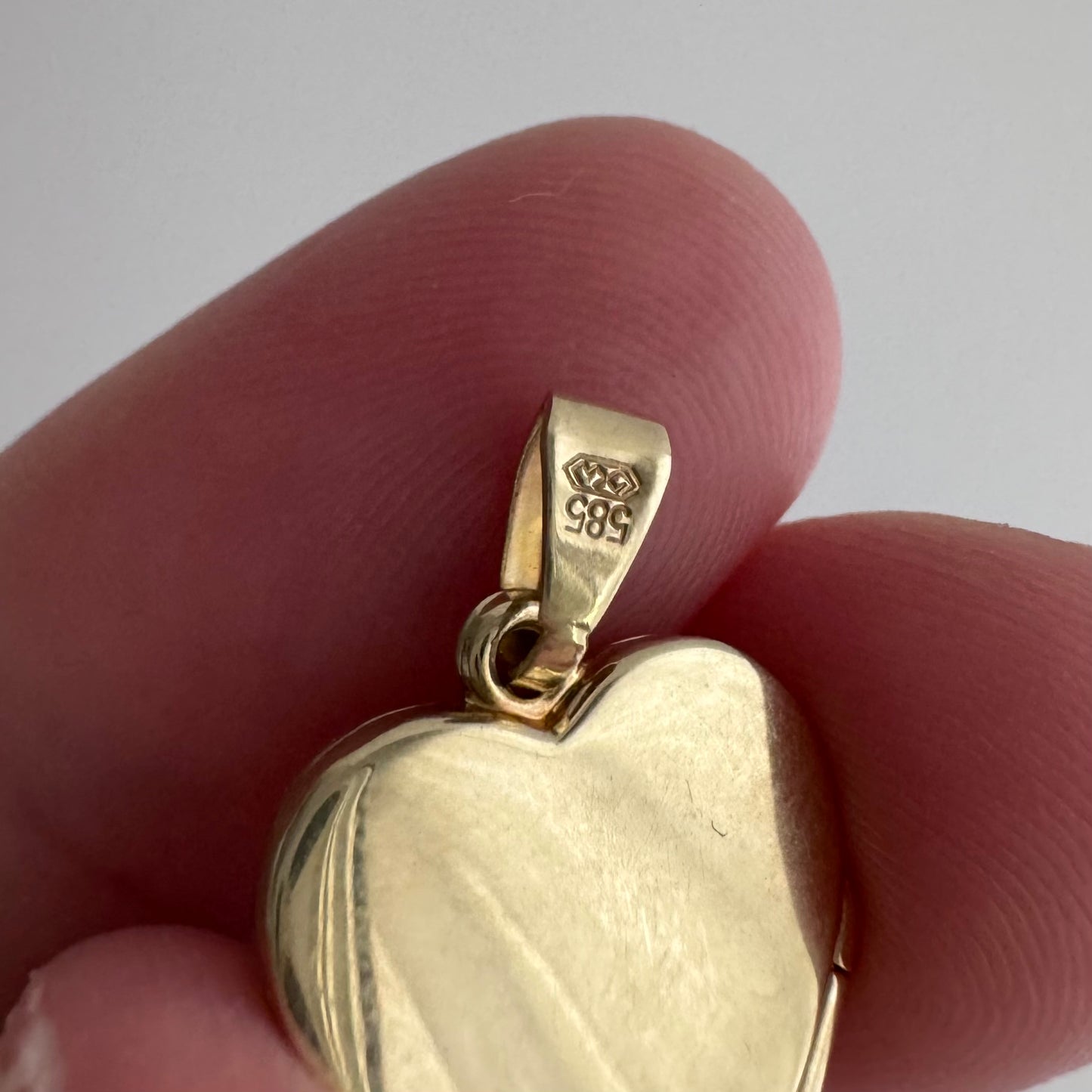 V I N T A G E // garden memories / 14k gold flat heart shaped locket / a pendant