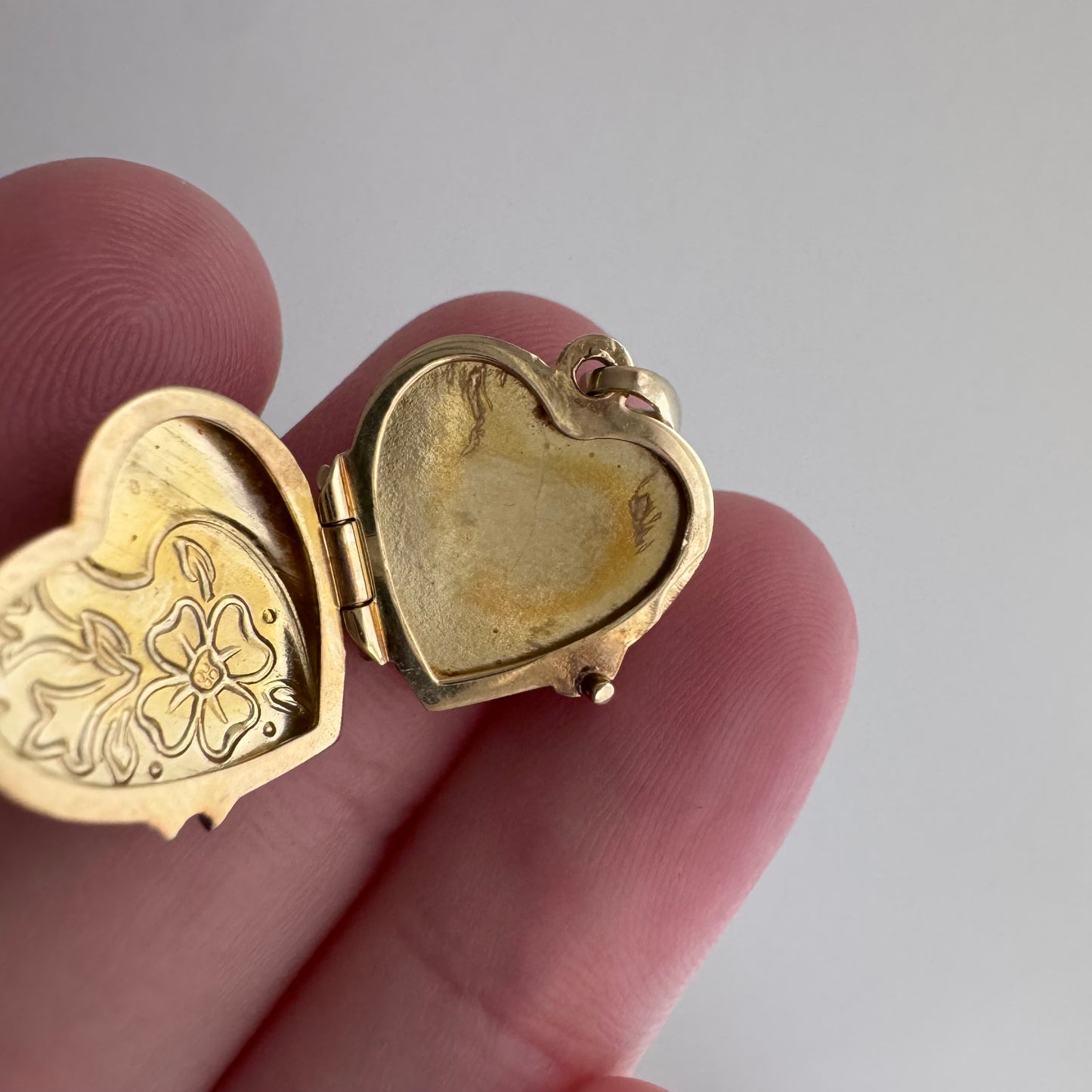 V I N T A G E // garden memories / 14k gold flat heart shaped locket / a pendant