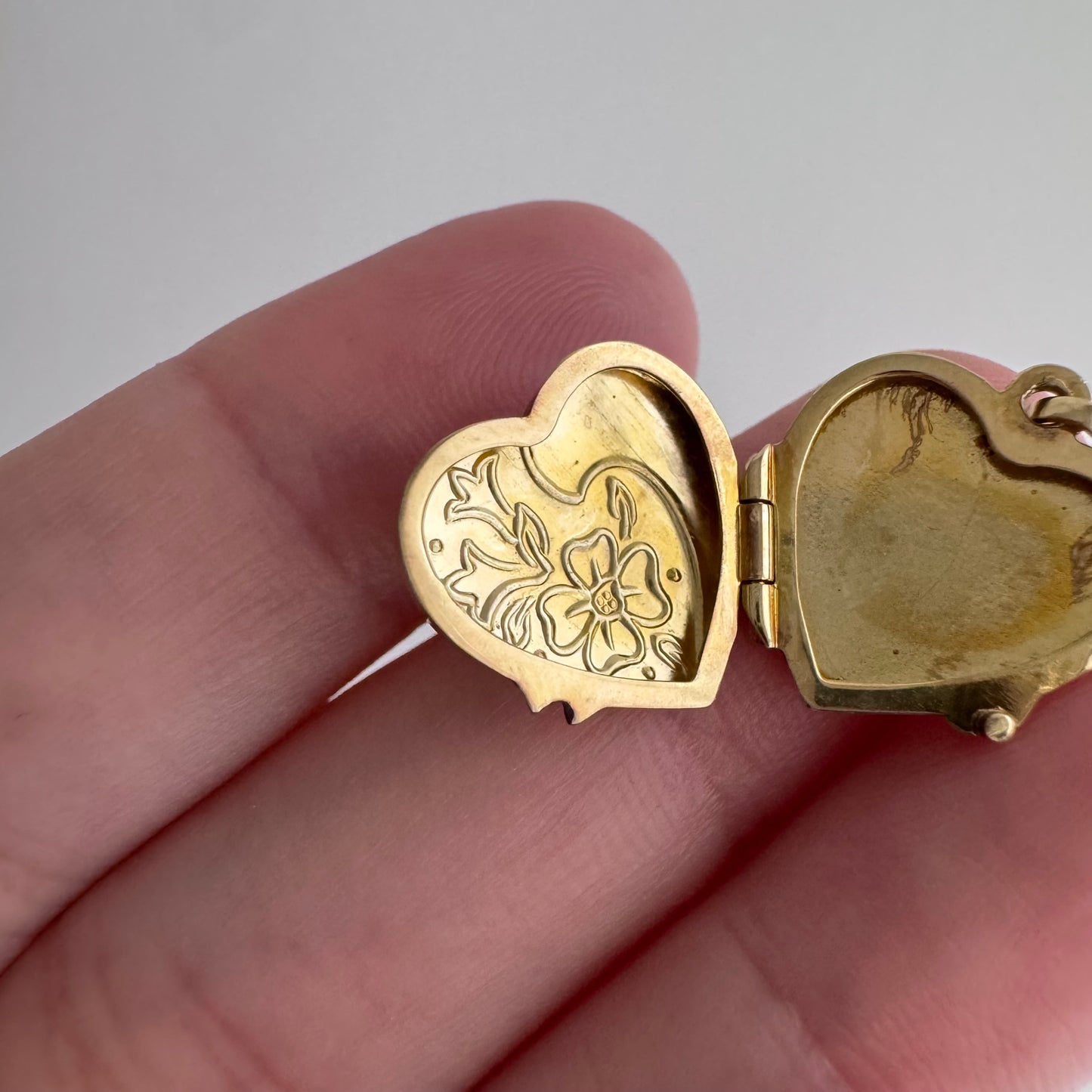 V I N T A G E // garden memories / 14k gold flat heart shaped locket / a pendant