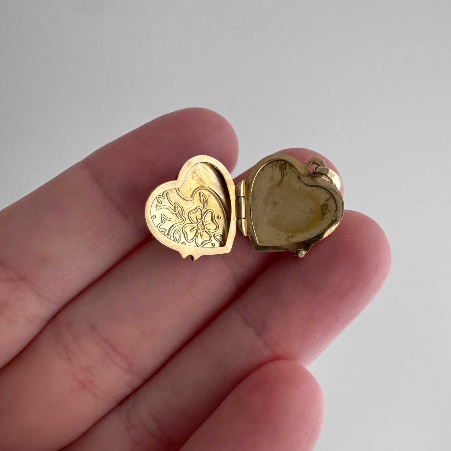 V I N T A G E // garden memories / 14k gold flat heart shaped locket / a pendant