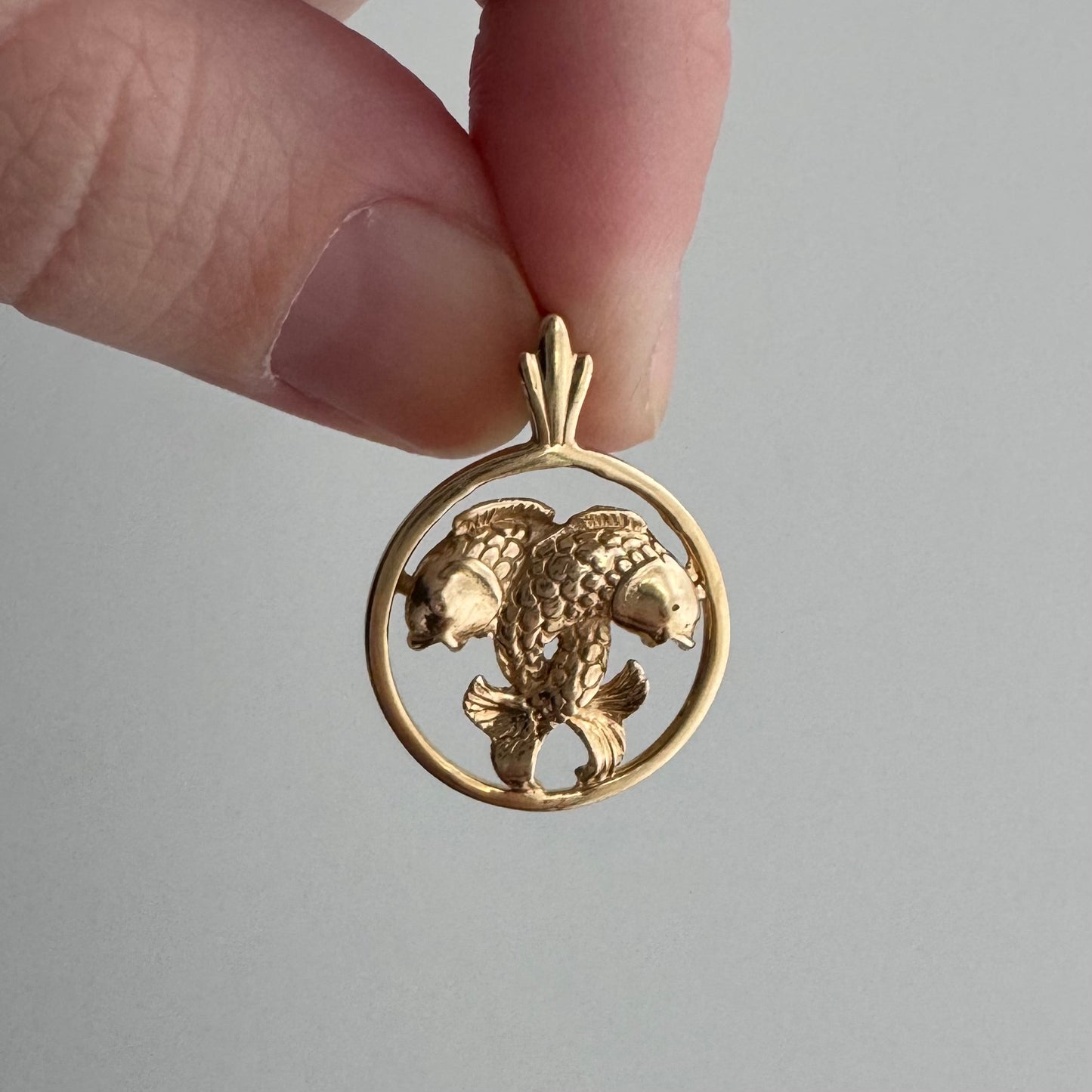 V I N T A G E // fish embrace / 14k yellow gold Pisces zodiac / a pendant