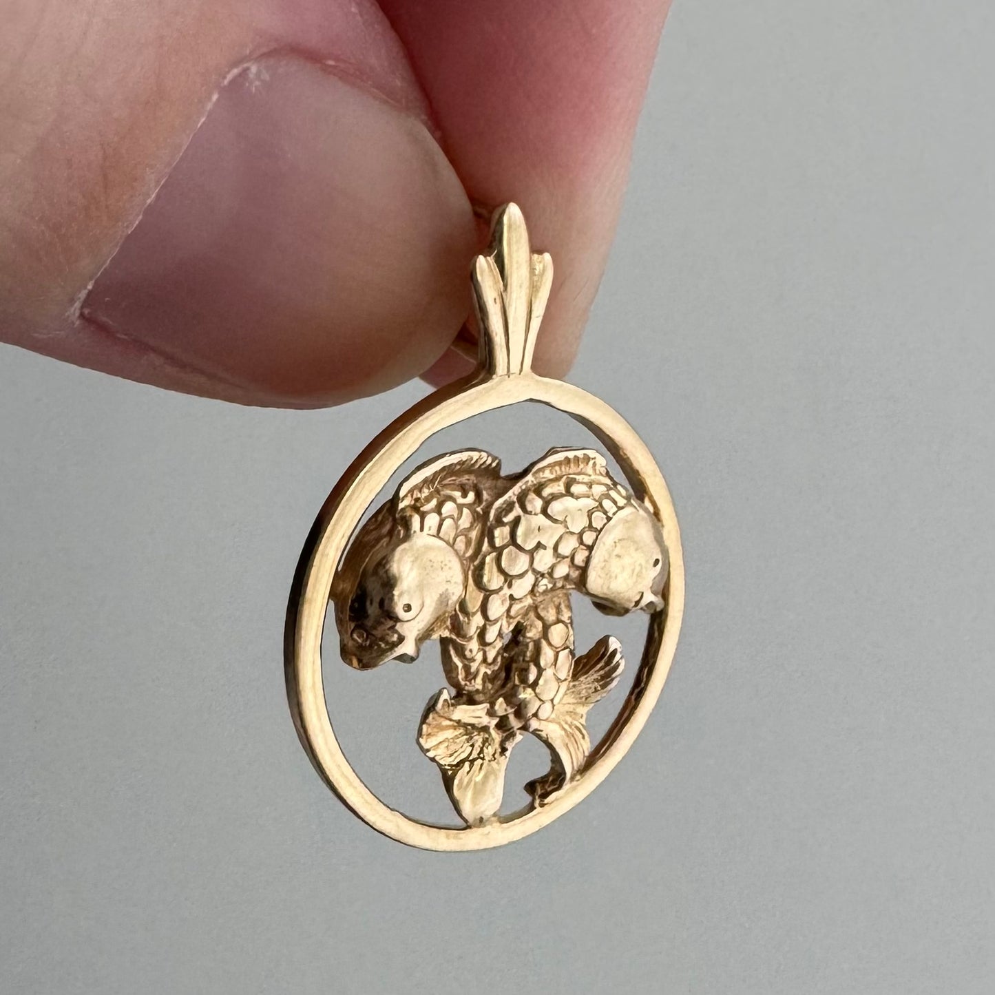 V I N T A G E // fish embrace / 14k yellow gold Pisces zodiac / a pendant