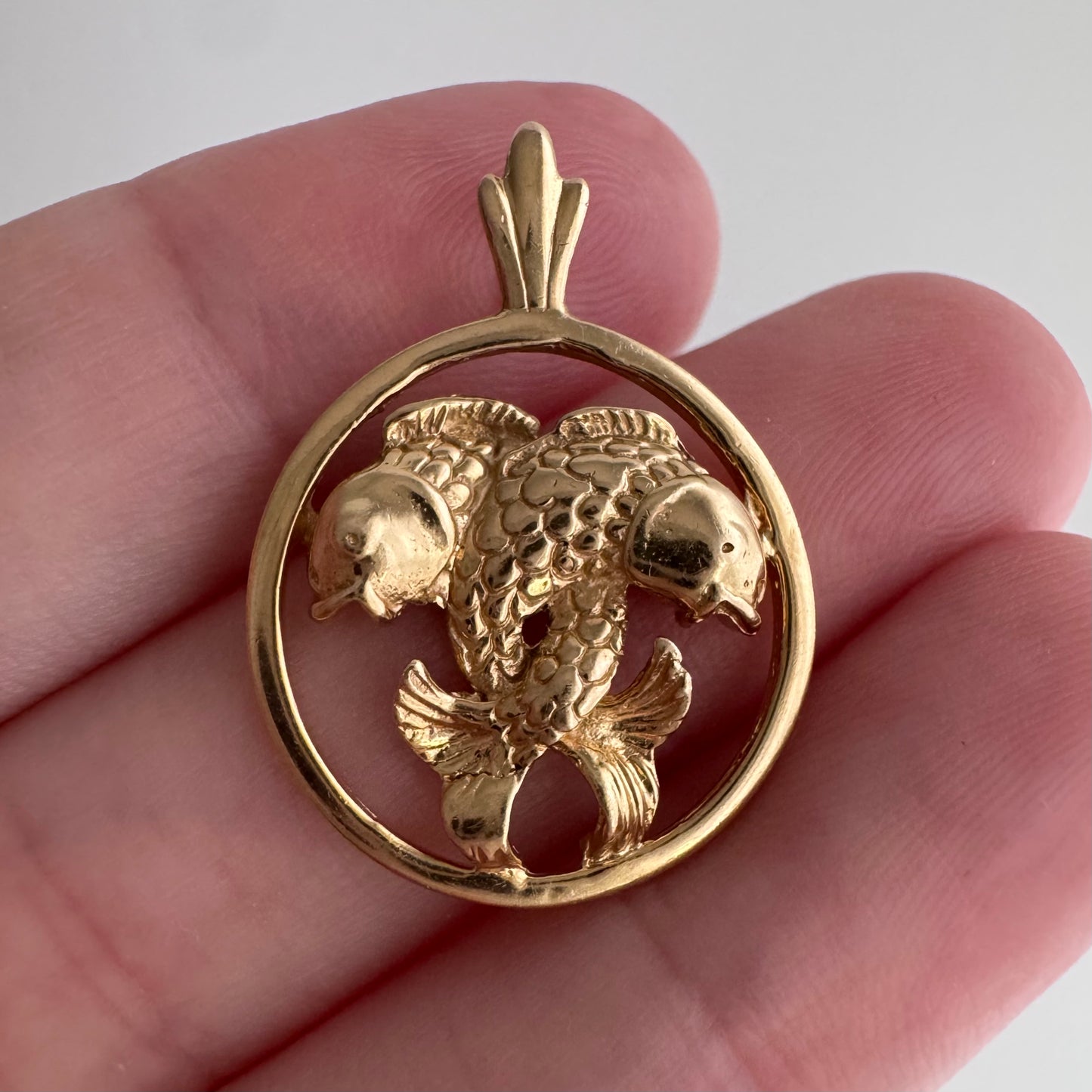 V I N T A G E // fish embrace / 14k yellow gold Pisces zodiac / a pendant