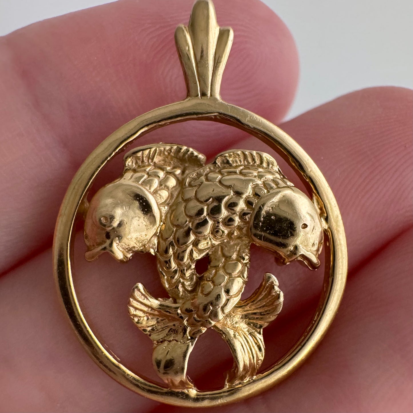 V I N T A G E // fish embrace / 14k yellow gold Pisces zodiac / a pendant