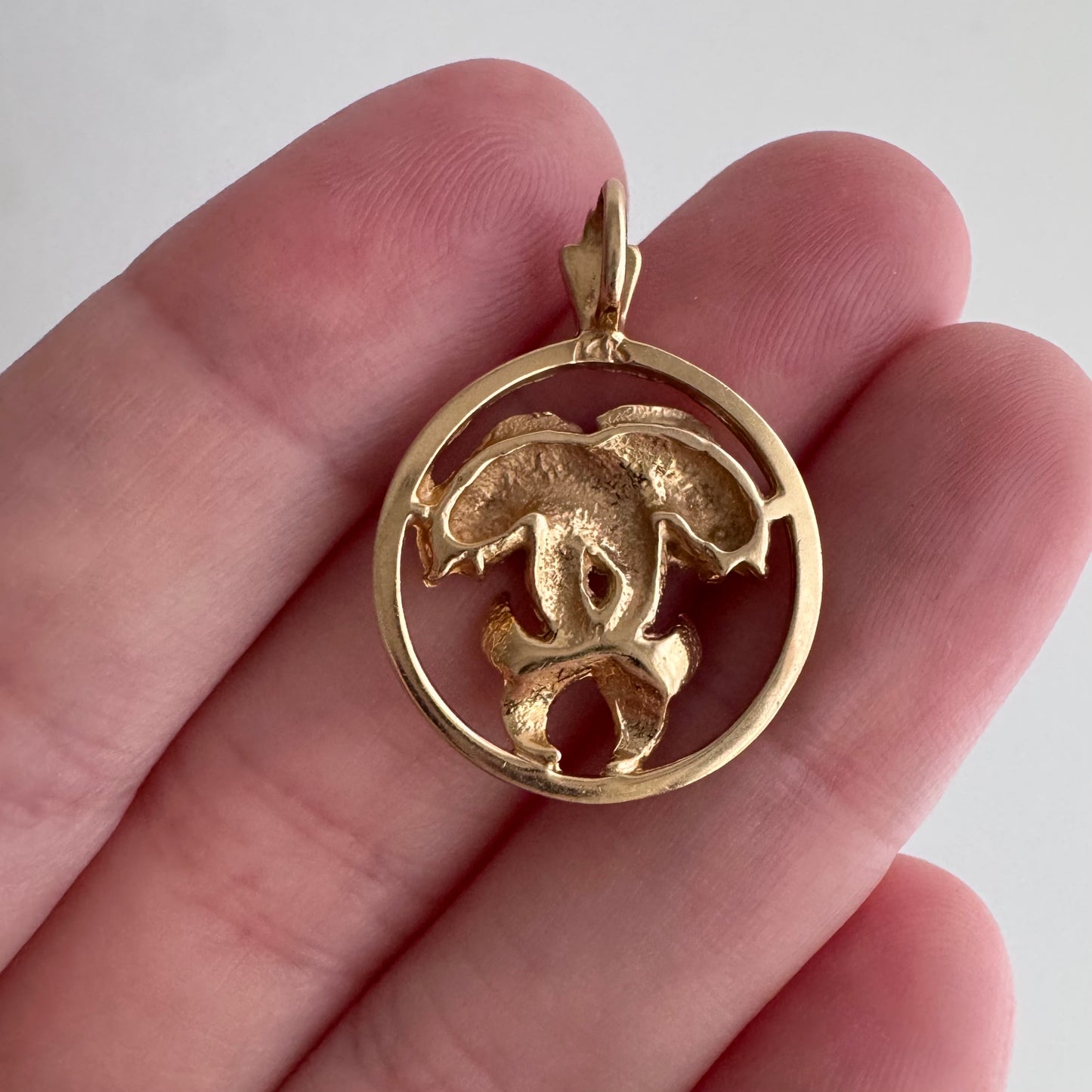 V I N T A G E // fish embrace / 14k yellow gold Pisces zodiac / a pendant