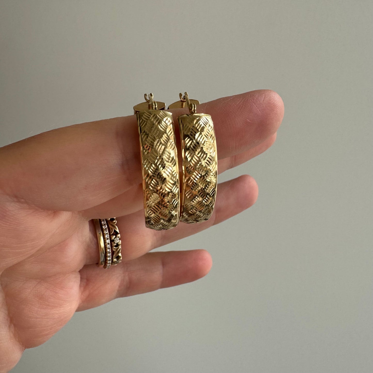 P R E - L O V E D // terrific texture / 14k yellow gold wide oval hoops / over 1"