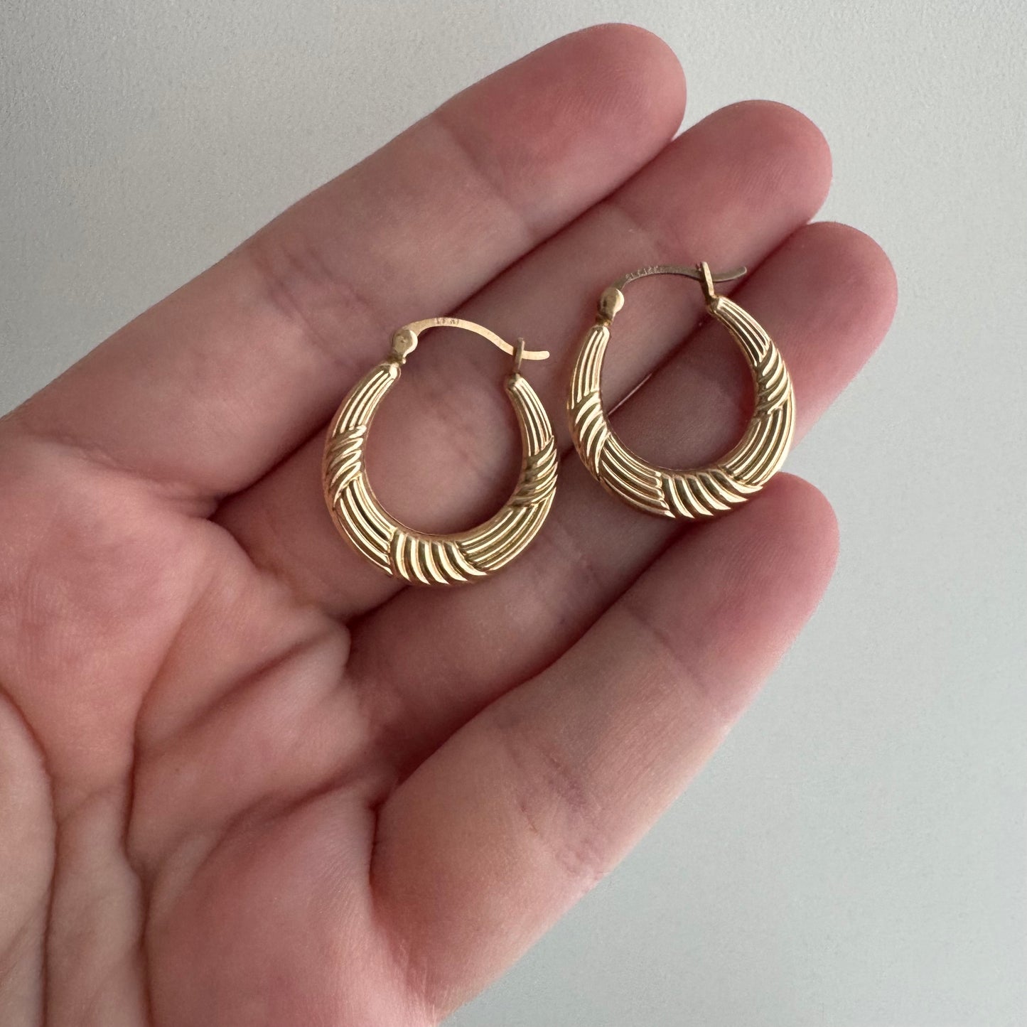 V I N T A G E // twists and turns / 14k gold textured puffy hollow hoops / latch back earrings