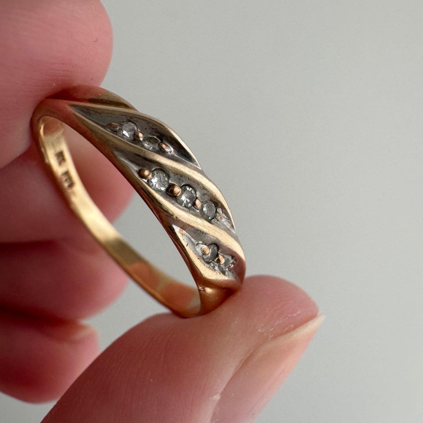 V I N T A G E // sparkle wave / 14k gold and lucky seven diamond band / size 9