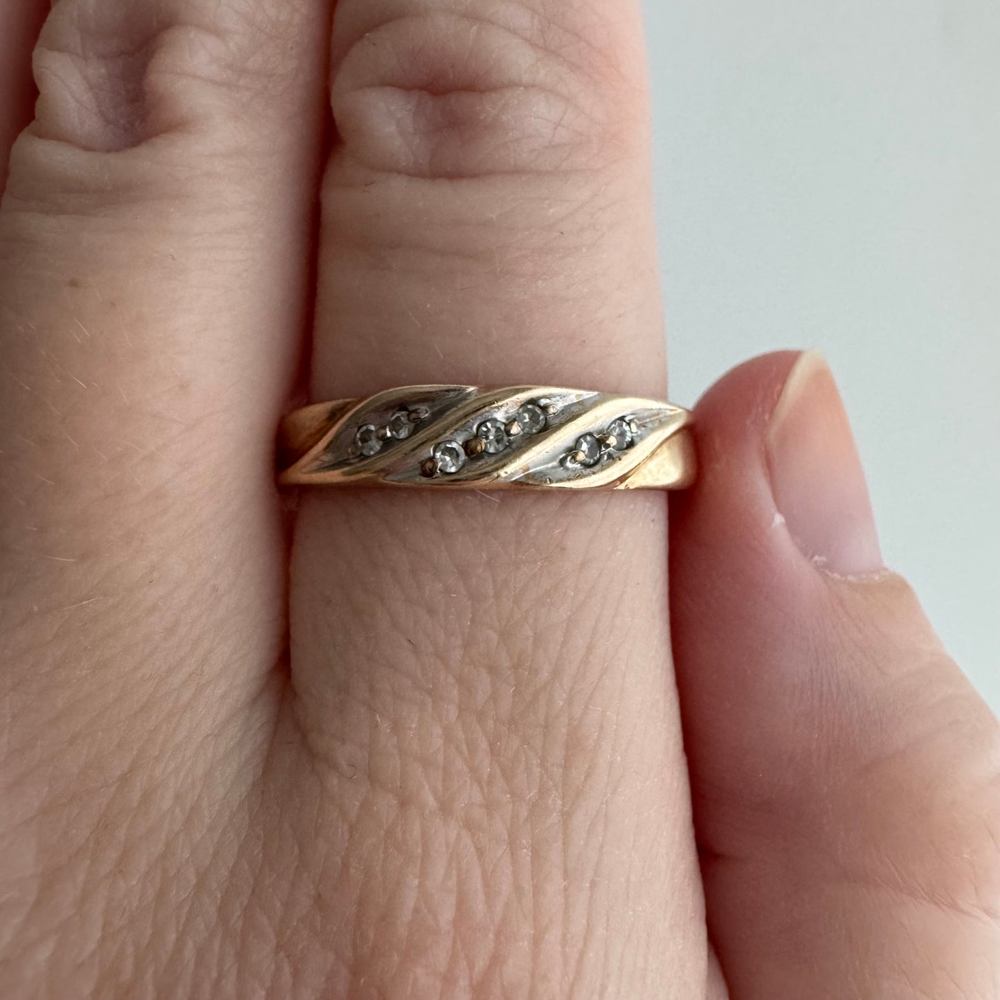 V I N T A G E // sparkle wave / 14k gold and lucky seven diamond band / size 9