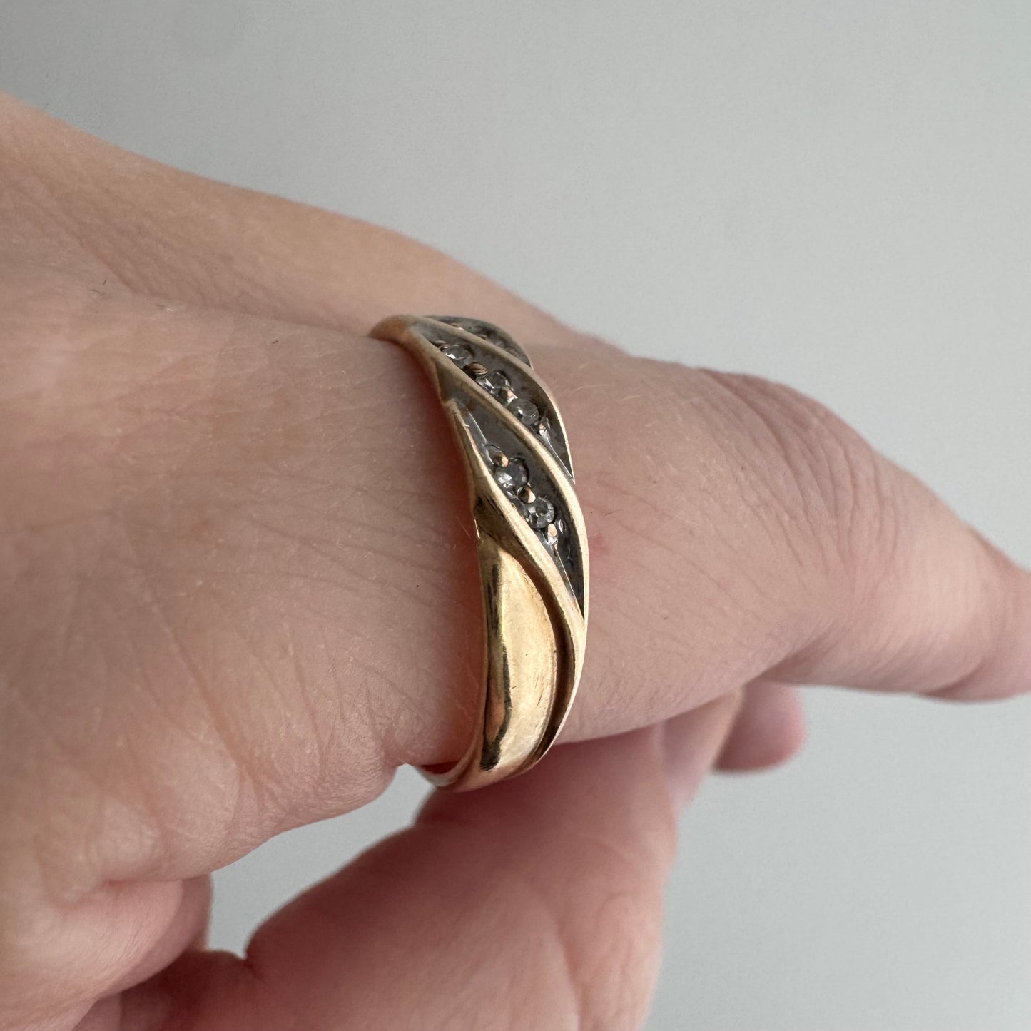 V I N T A G E // sparkle wave / 14k gold and lucky seven diamond band / size 9