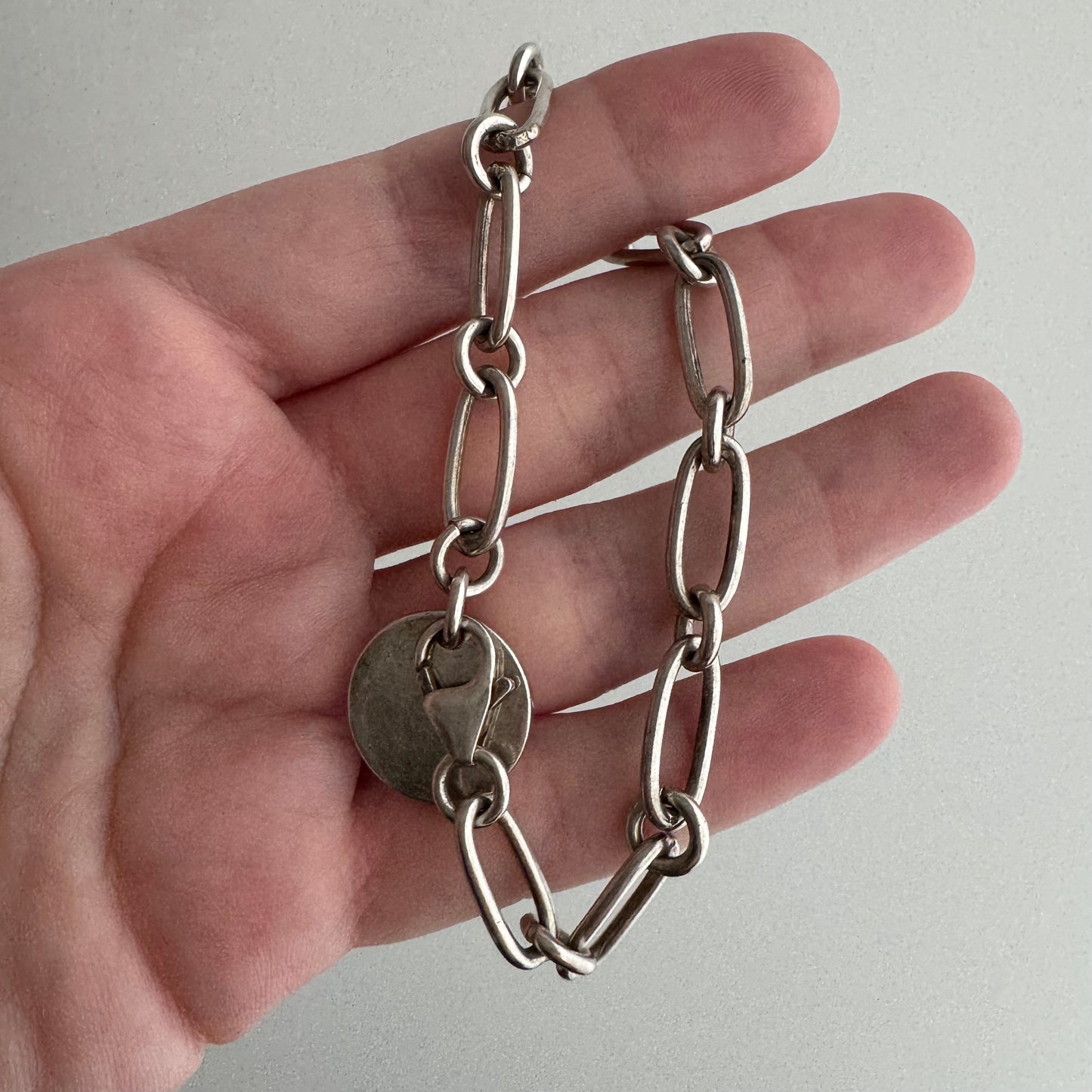 V I N T A G E // charmed chain / sterling silver trombone paperclip chain link bracelet with round tag / 7", 14.3g