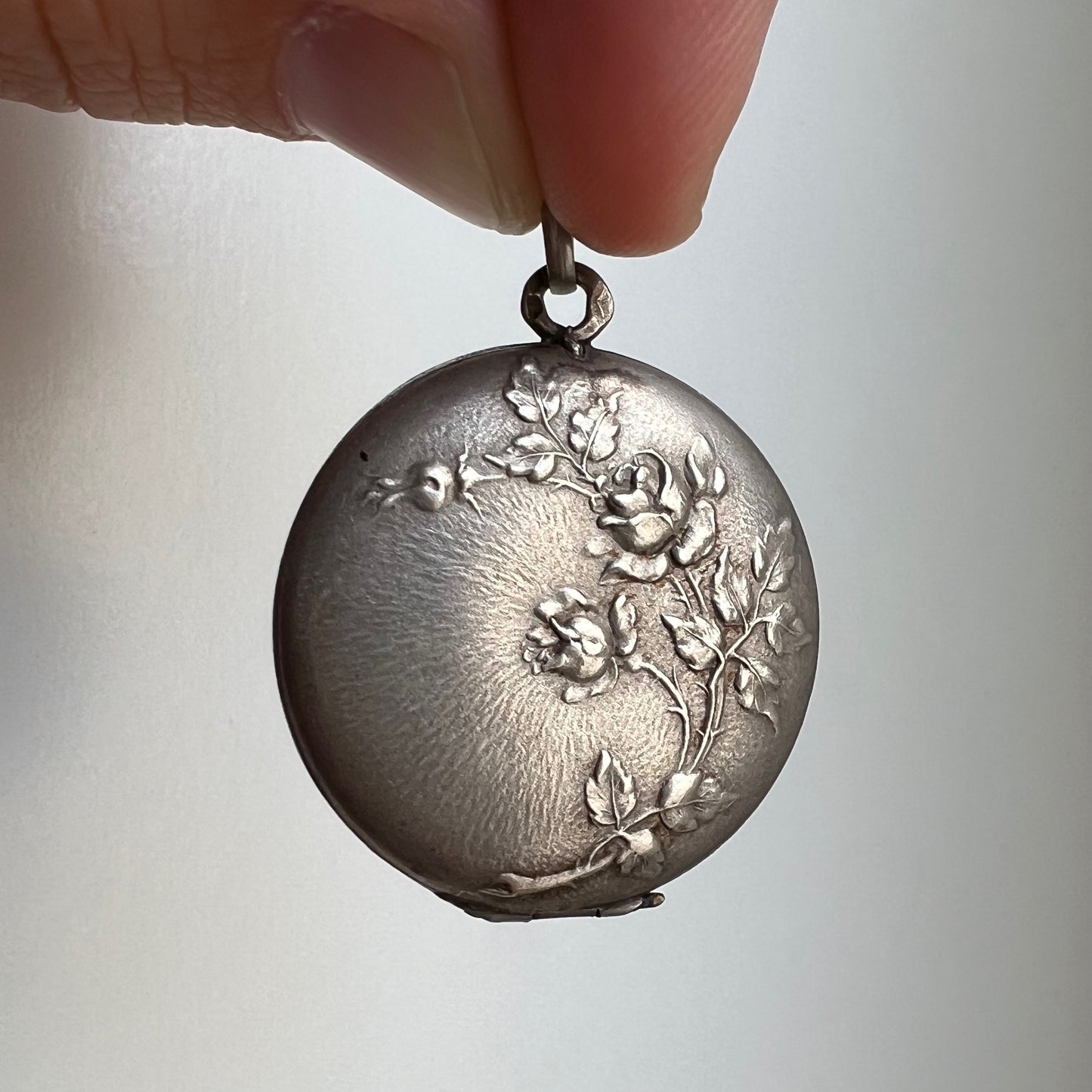 V I N T A G E // thorny blooms / sterling silver repousse rose round locket / a pendant