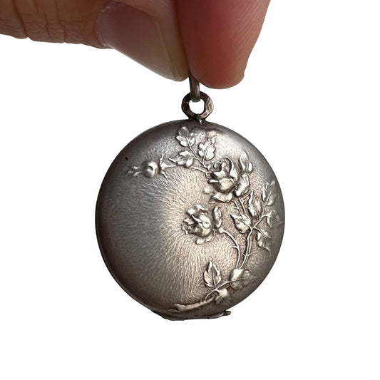 V I N T A G E // thorny blooms / sterling silver repousse rose round locket / a pendant
