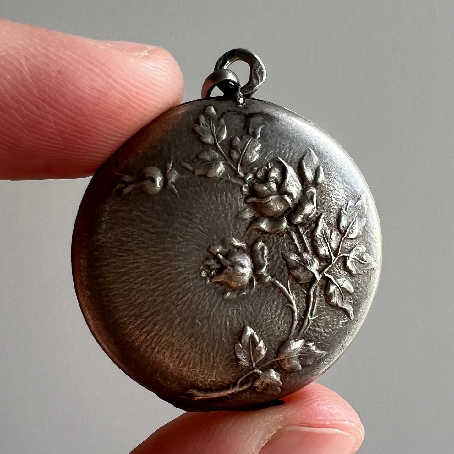 V I N T A G E // thorny blooms / sterling silver repousse rose round locket / a pendant