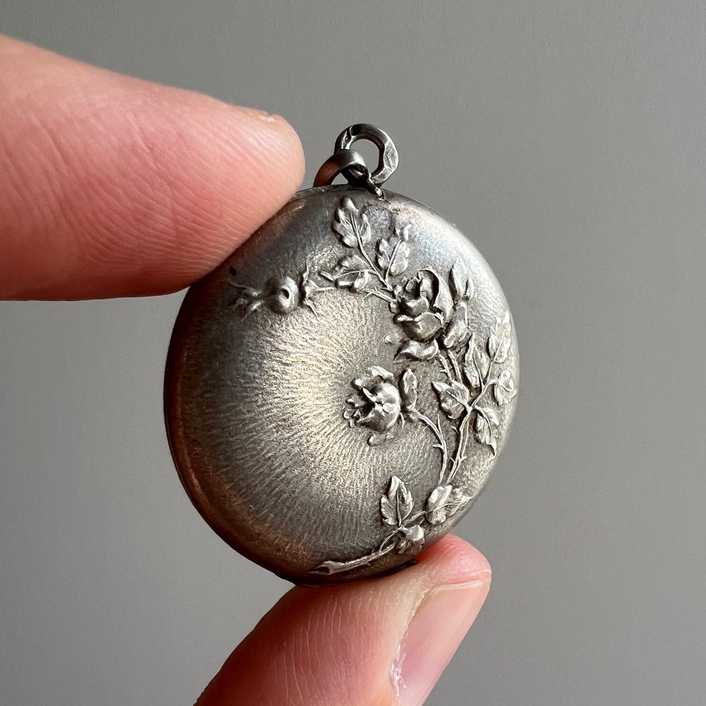 V I N T A G E // thorny blooms / sterling silver repousse rose round locket / a pendant