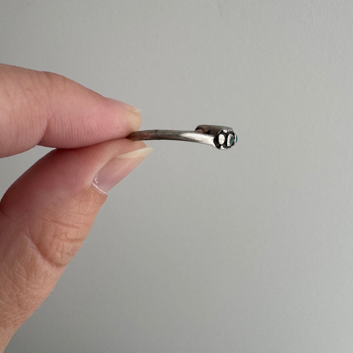 V I N T A G E // old and worn snake eye / sterling silver and turquoise older Zuni band / size 10+