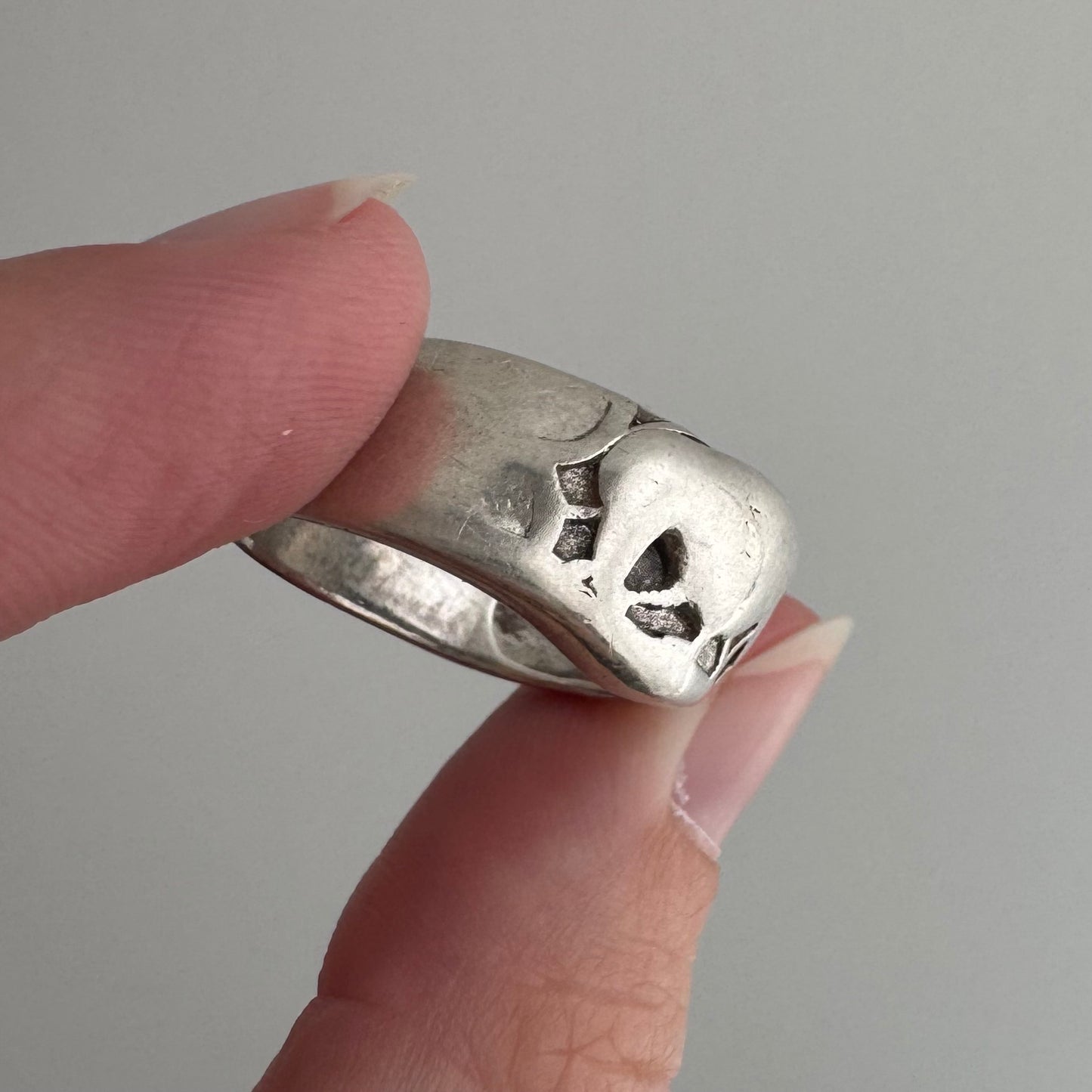 V I N T A G E // feathered friend / sterling silver worn raven wide tapered band / size 7ish