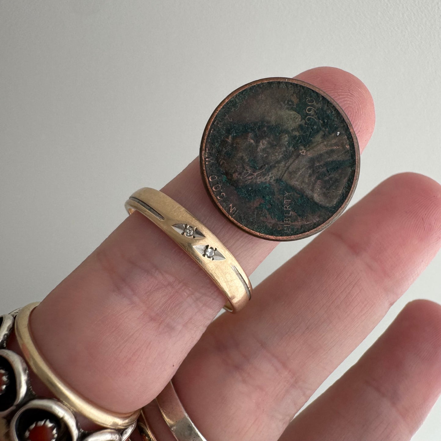 V I N T A G E / eye see you / 10k and diamond diagonal eyes band / size 8.25+