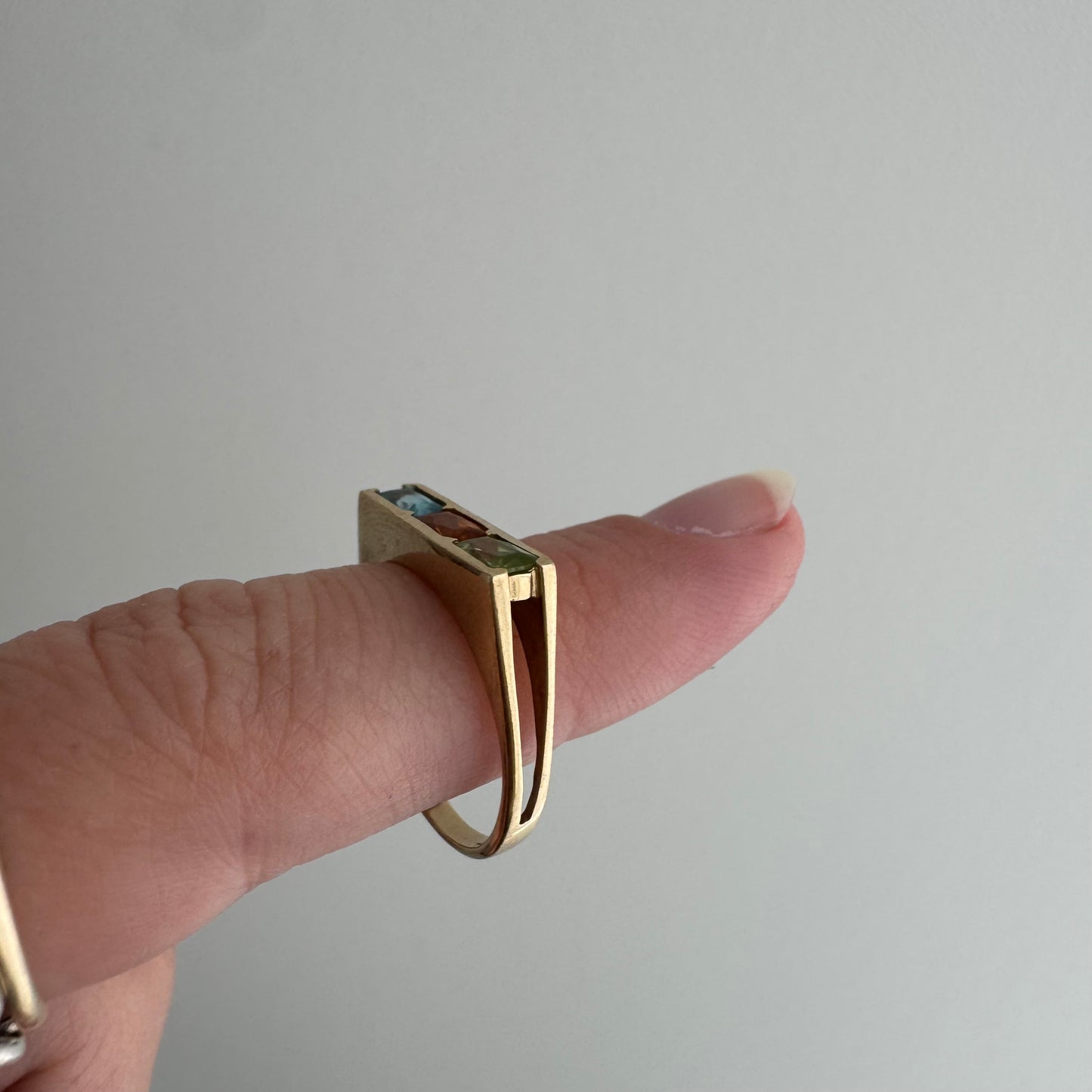 E S T A T E // I see three / 10k geometric stacking band with channel set stones / size 6.75