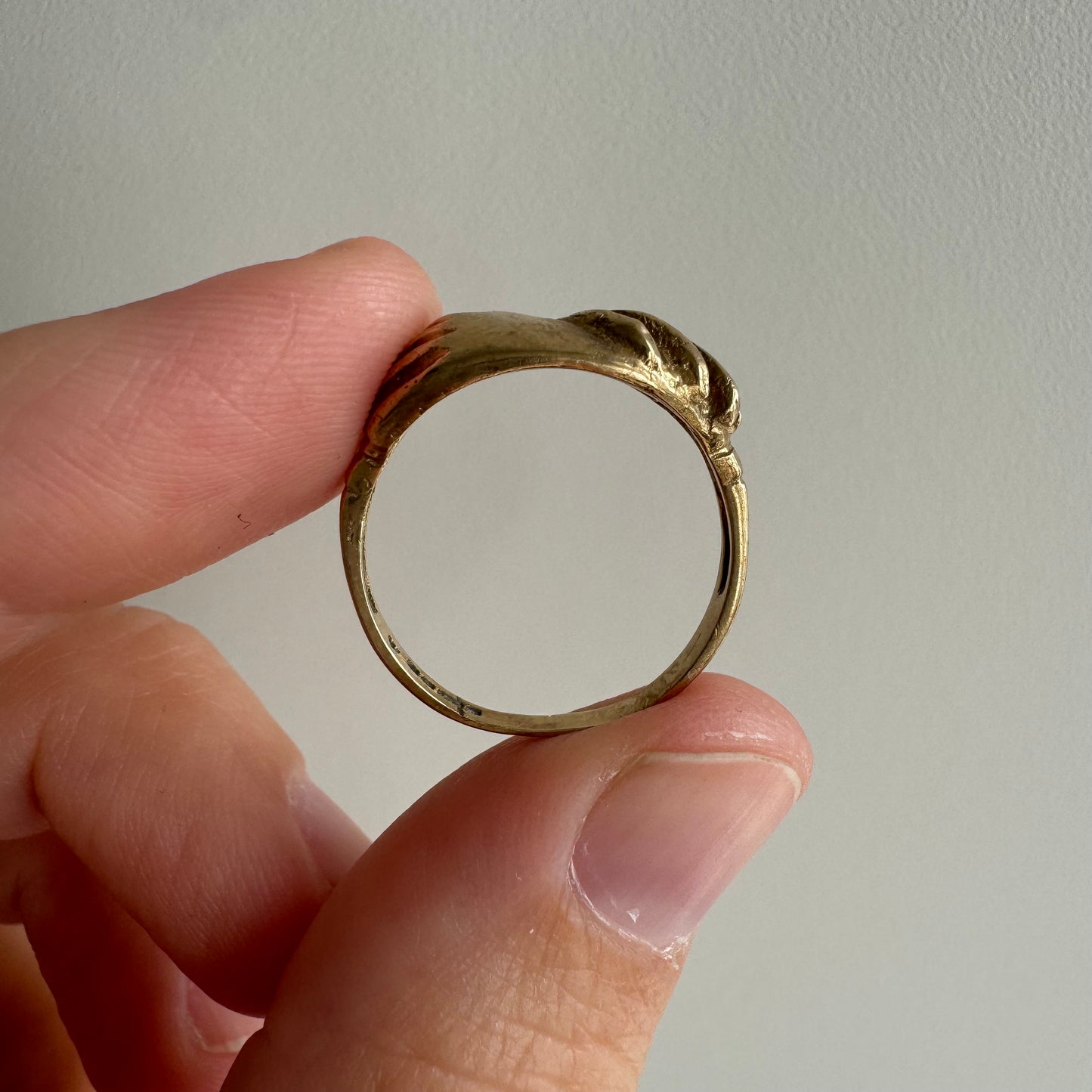 V I N T A G E // hand hug / 9k yellow gold hand embrace ring / size