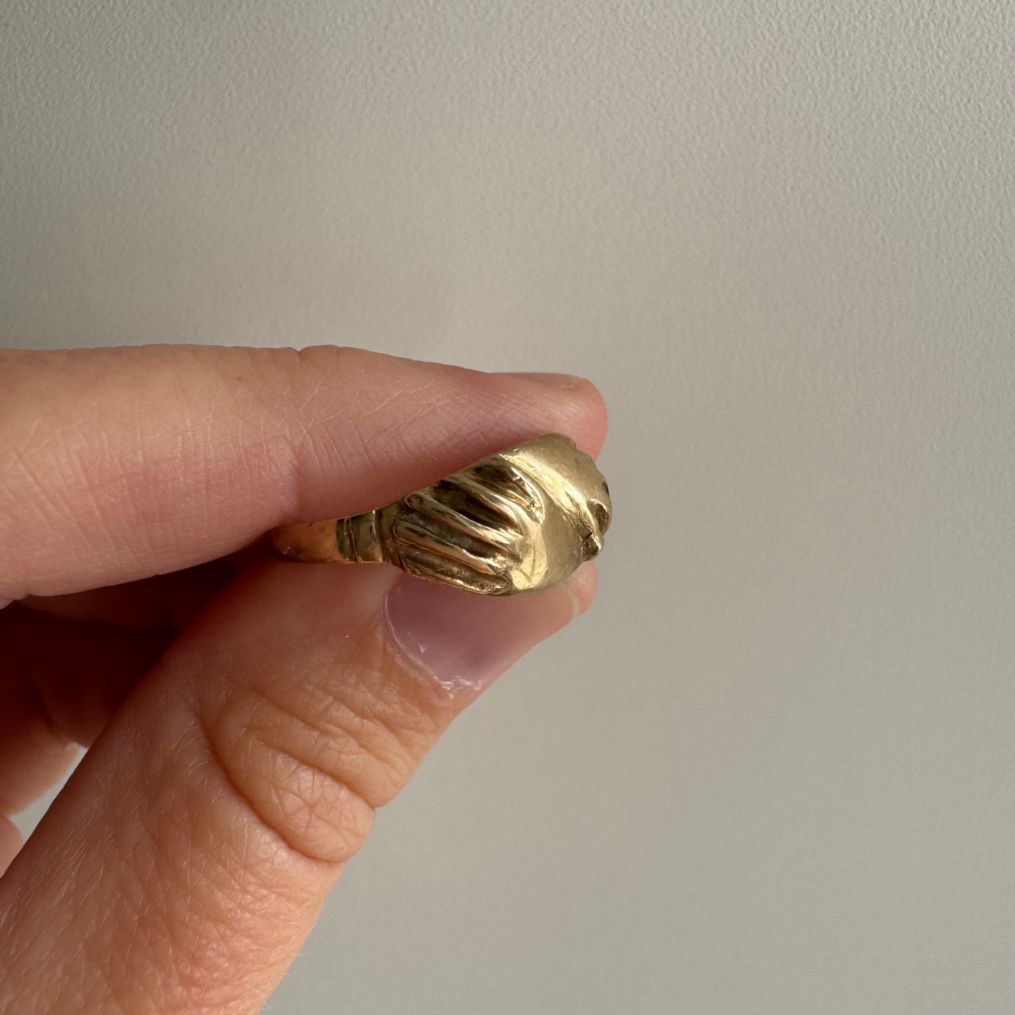 V I N T A G E // hand hug / 9k yellow gold hand embrace ring / size