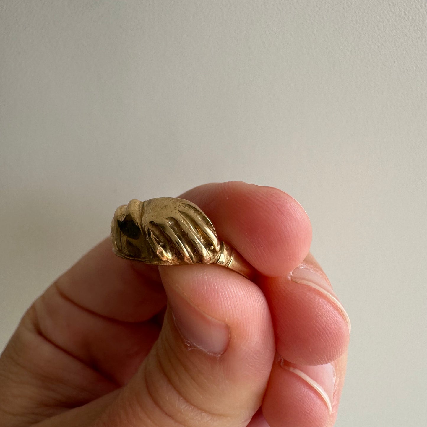 V I N T A G E // hand hug / 9k yellow gold hand embrace ring / size