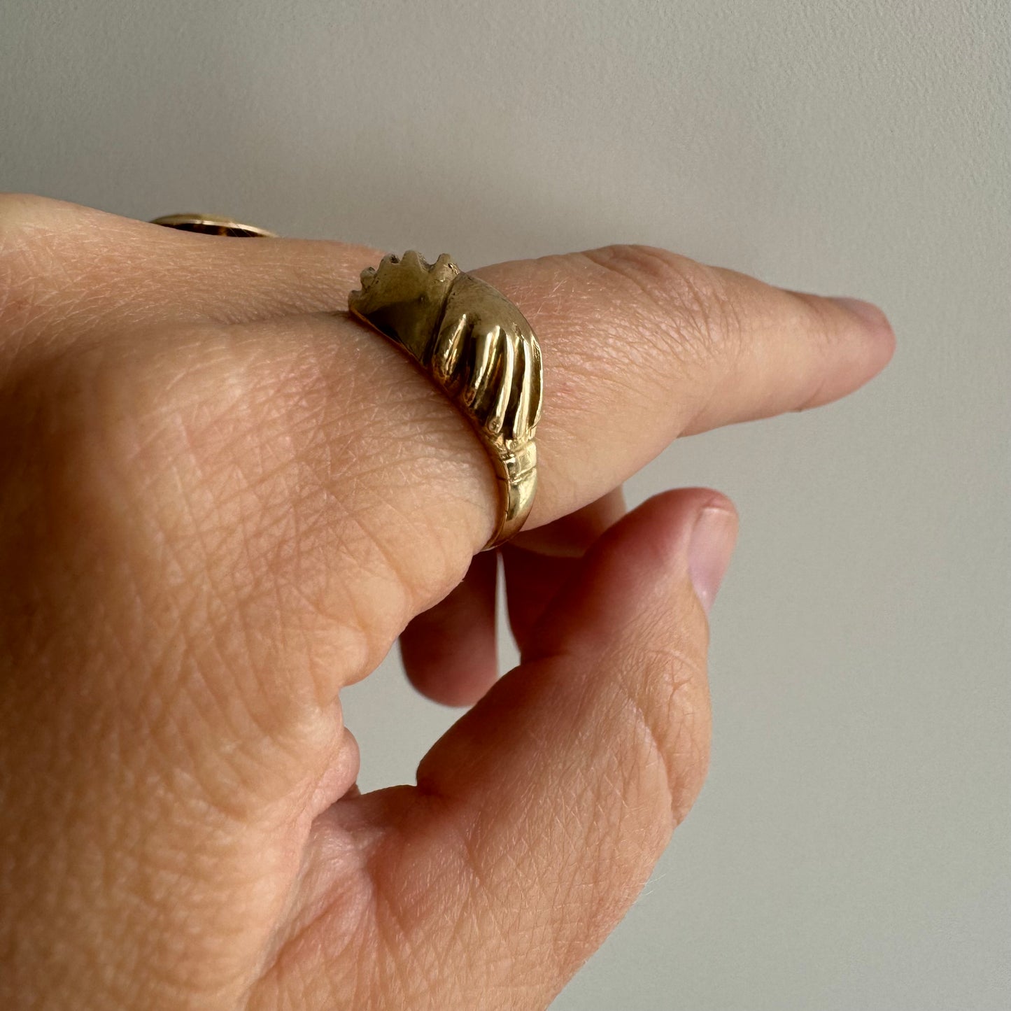 V I N T A G E // hand hug / 9k yellow gold hand embrace ring / size