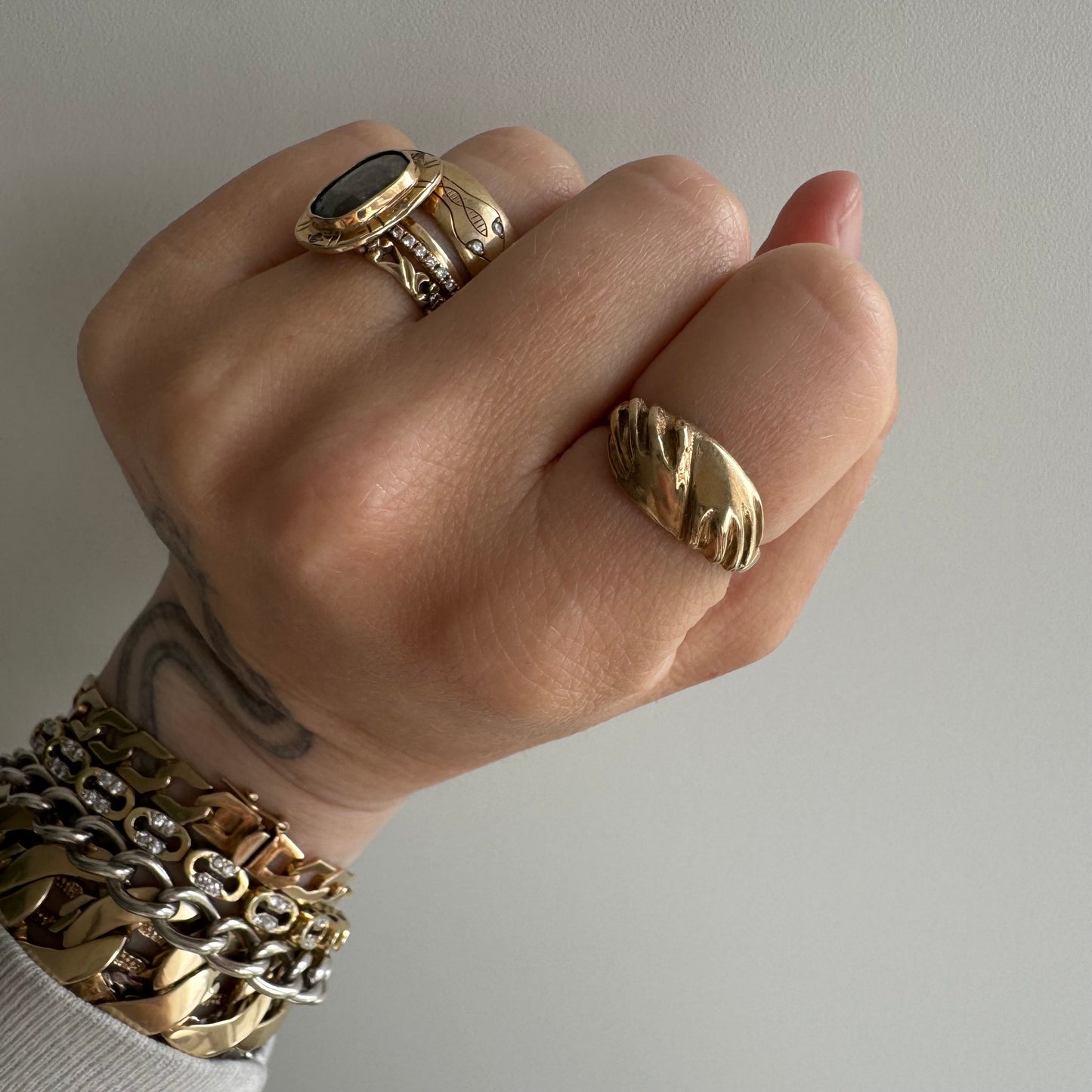 V I N T A G E // hand hug / 9k yellow gold hand embrace ring / size