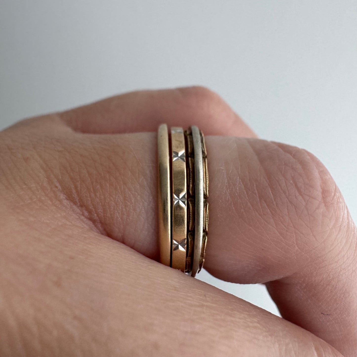 V I N T A G E // nine bursts / 10k yellow gold skinny pipe cut starburst band / size 6.75