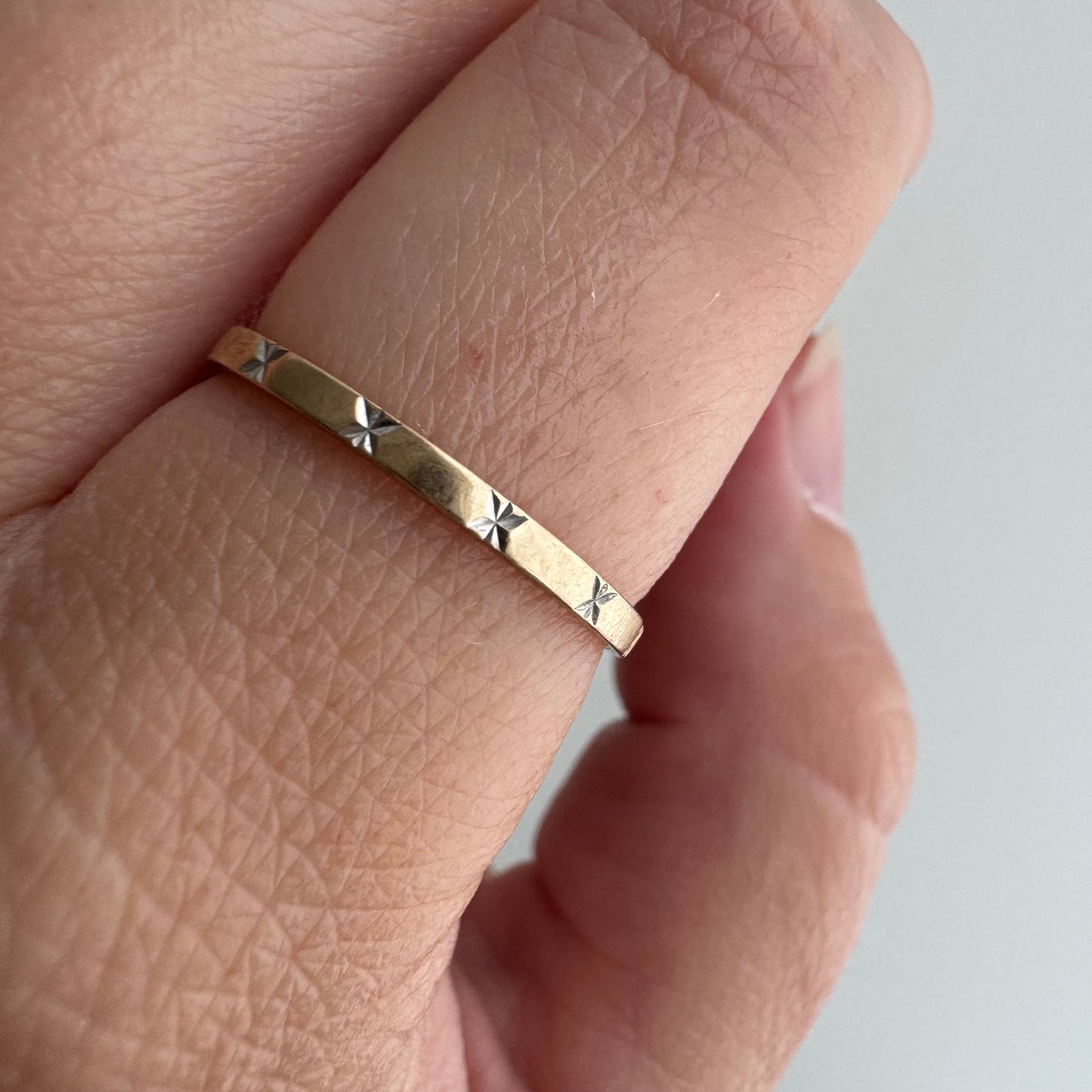 V I N T A G E // nine bursts / 10k yellow gold skinny pipe cut starburst band / size 6.75