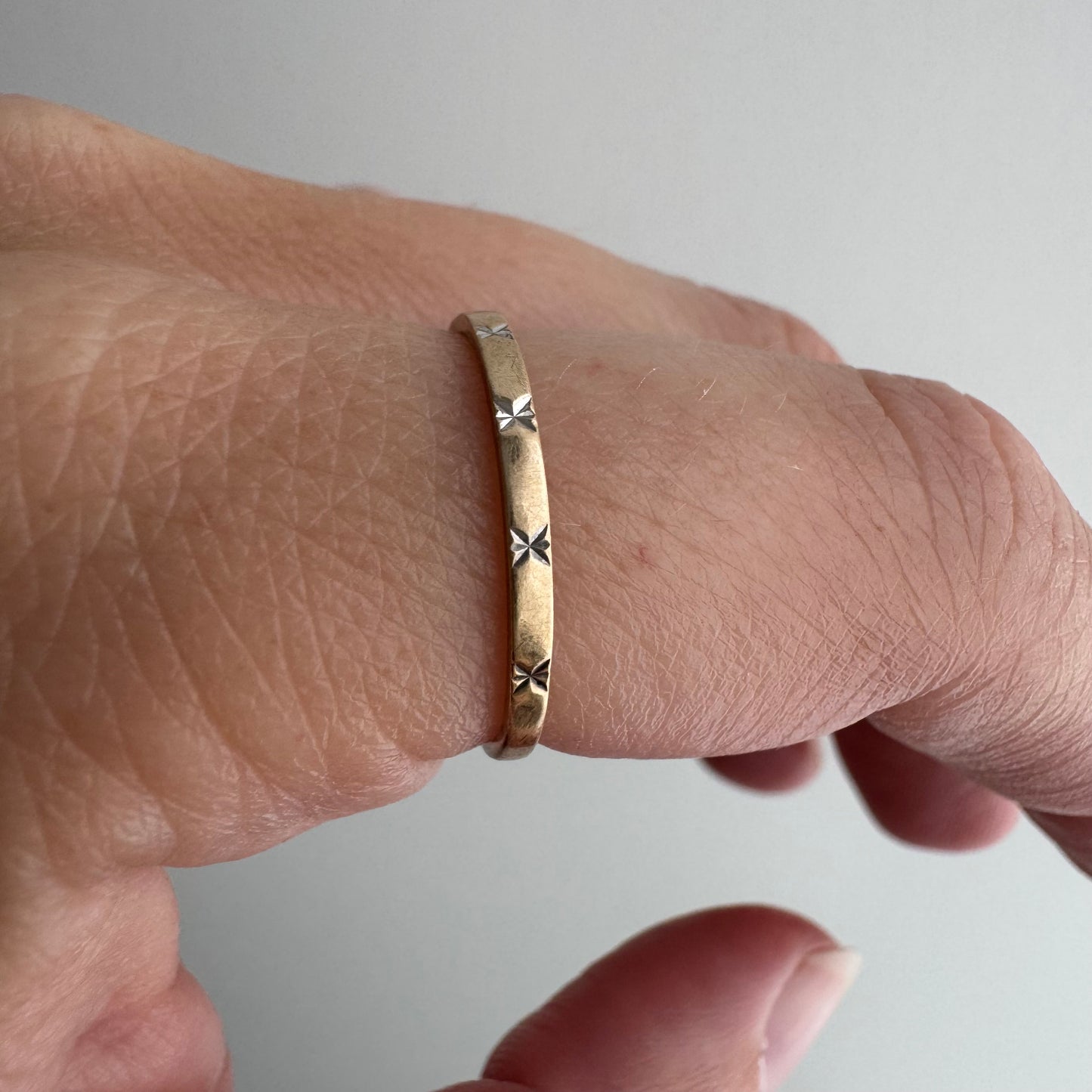 V I N T A G E // nine bursts / 10k yellow gold skinny pipe cut starburst band / size 6.75