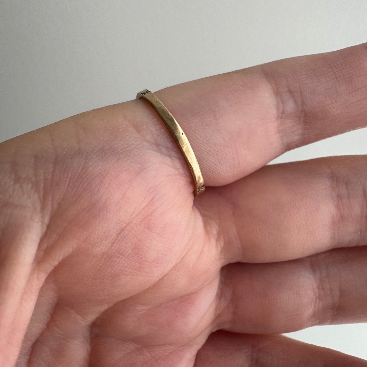 V I N T A G E // nine bursts / 10k yellow gold skinny pipe cut starburst band / size 6.75