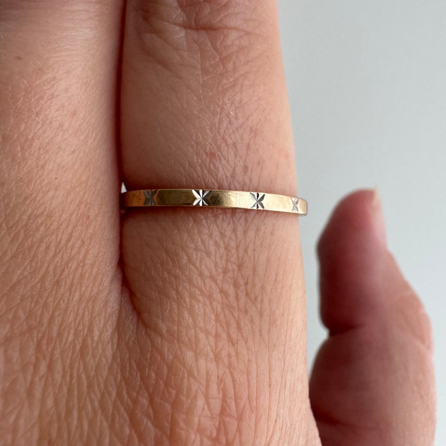 V I N T A G E // nine bursts / 10k yellow gold skinny pipe cut starburst band / size 6.75