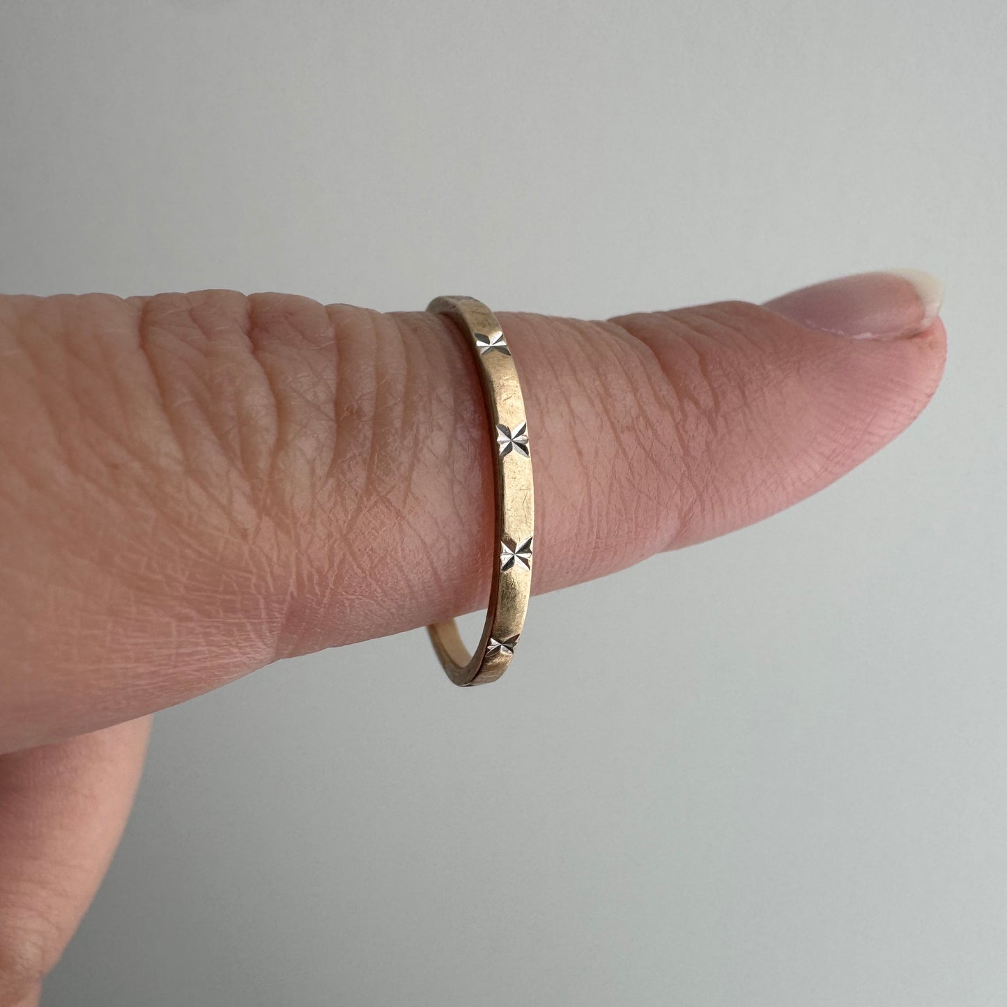 V I N T A G E // nine bursts / 10k yellow gold skinny pipe cut starburst band / size 6.75