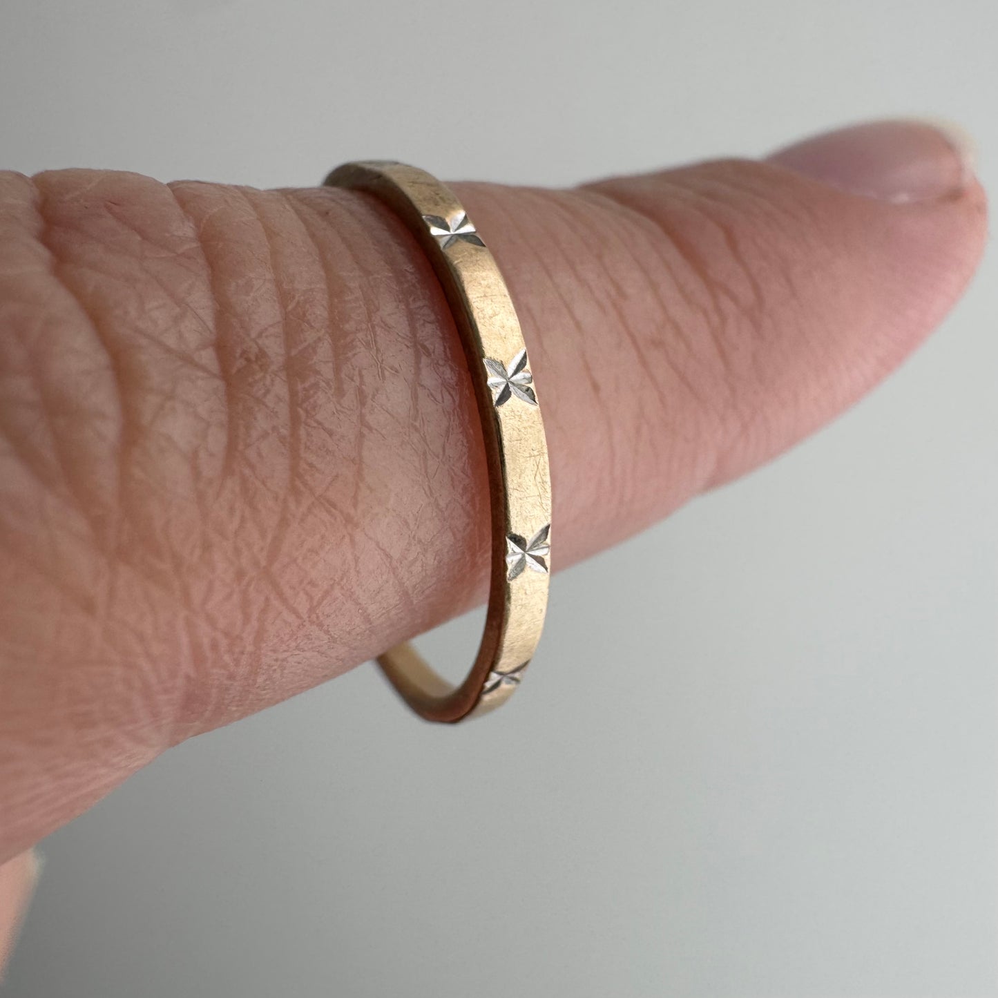 V I N T A G E // nine bursts / 10k yellow gold skinny pipe cut starburst band / size 6.75