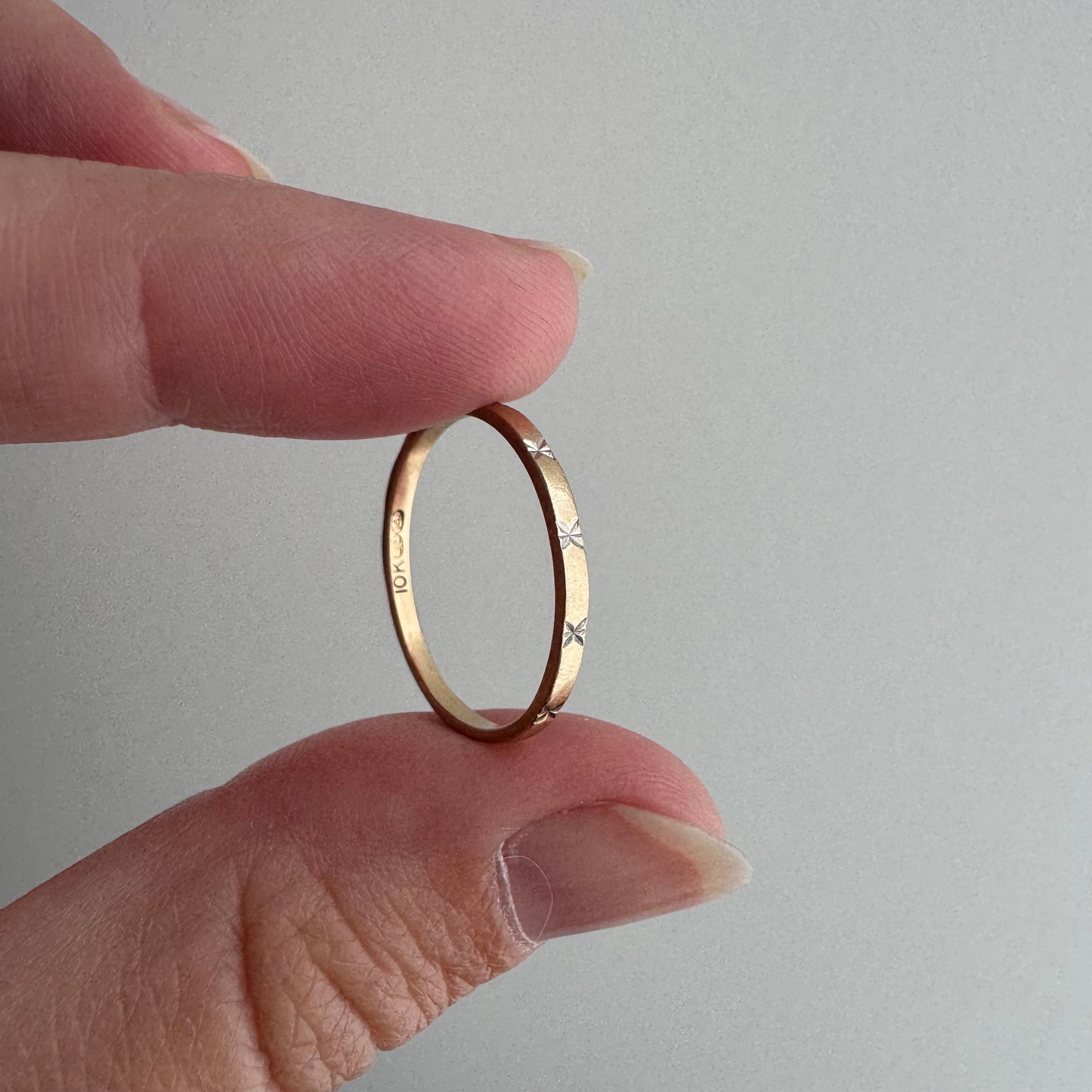 V I N T A G E // nine bursts / 10k yellow gold skinny pipe cut starburst band / size 6.75