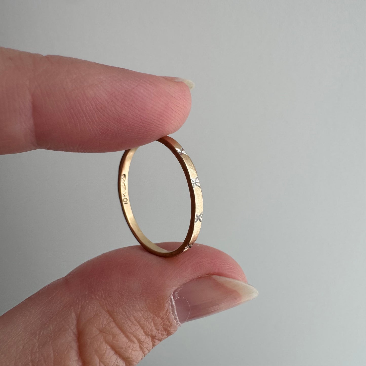 V I N T A G E // nine bursts / 10k yellow gold skinny pipe cut starburst band / size 6.75