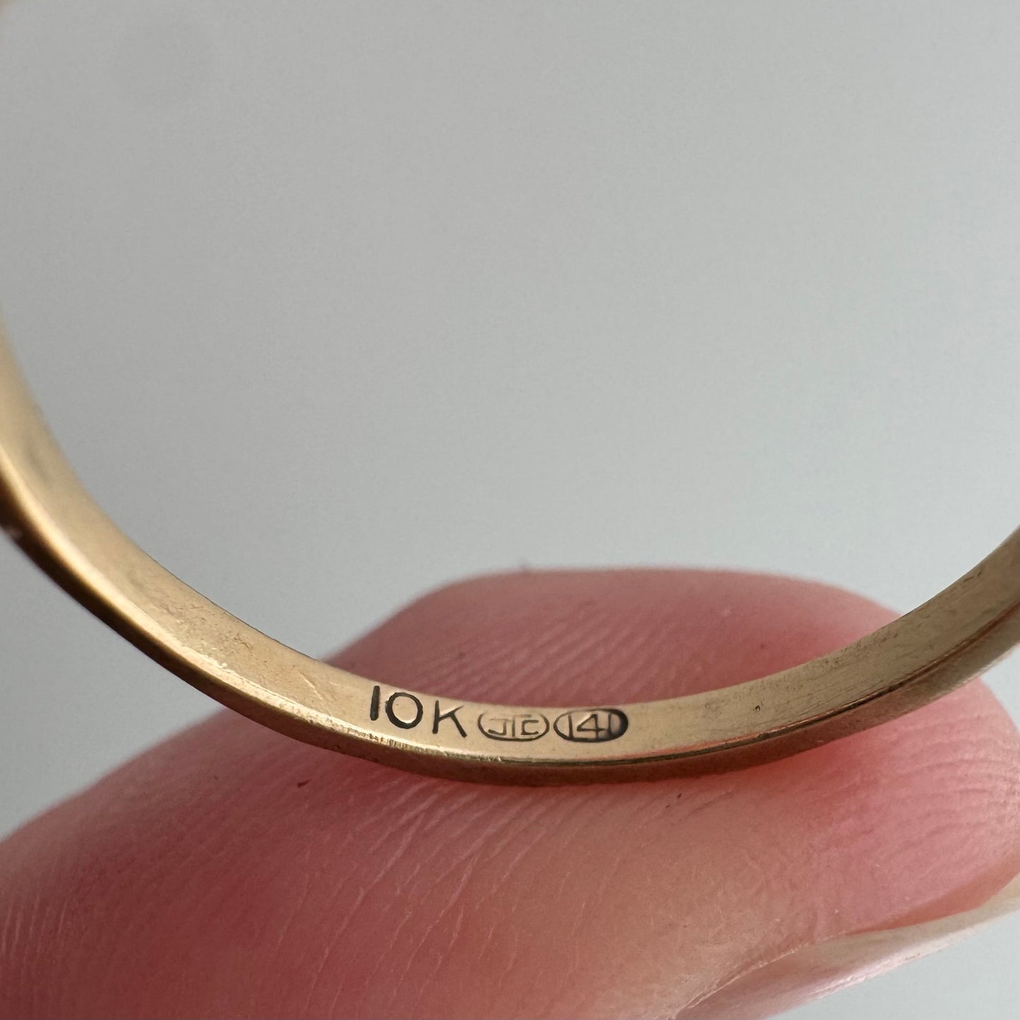 V I N T A G E // nine bursts / 10k yellow gold skinny pipe cut starburst band / size 6.75