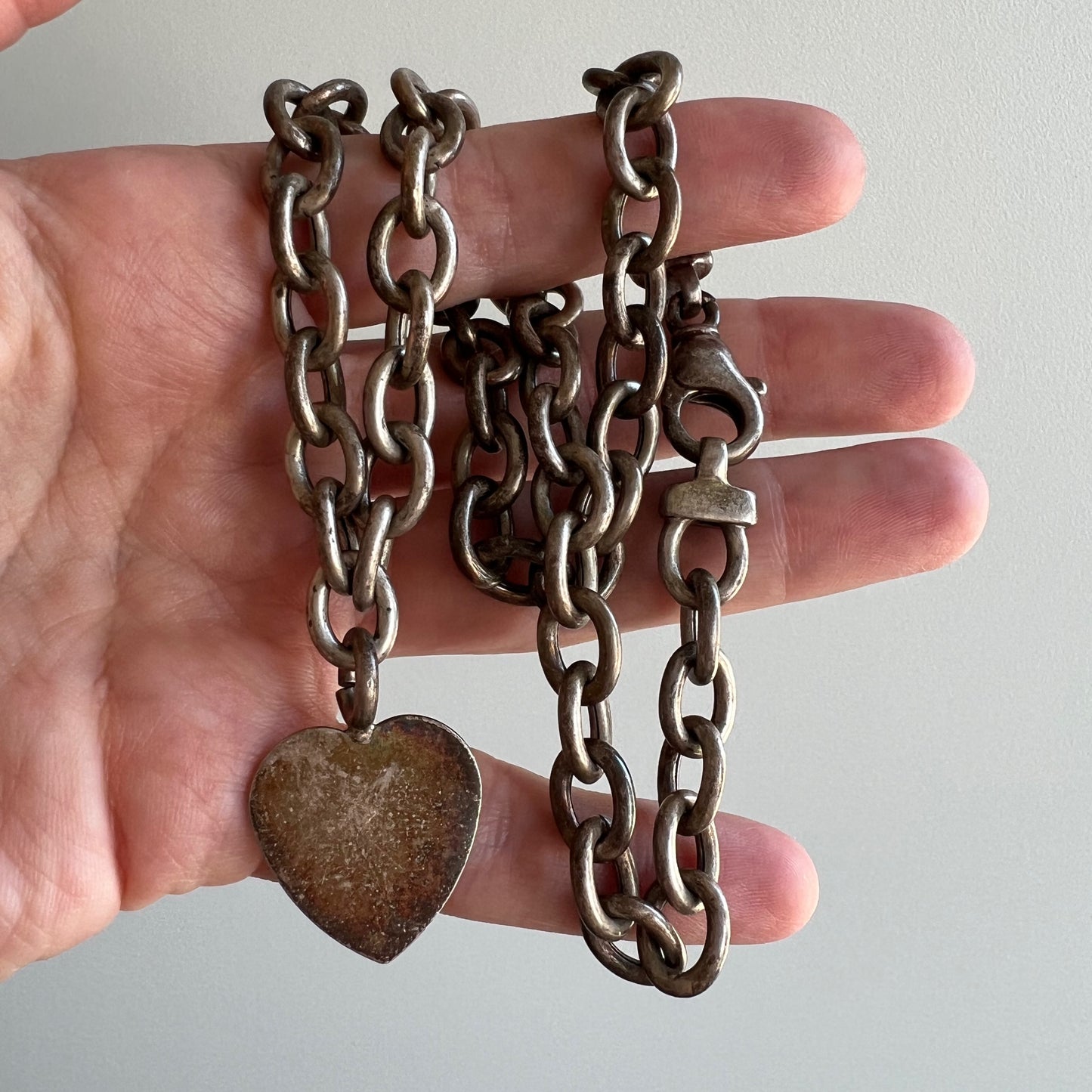 V I N T A G E // lovely ornament / sterling silver oval cable link chain with a heart pendant / 17", 26g