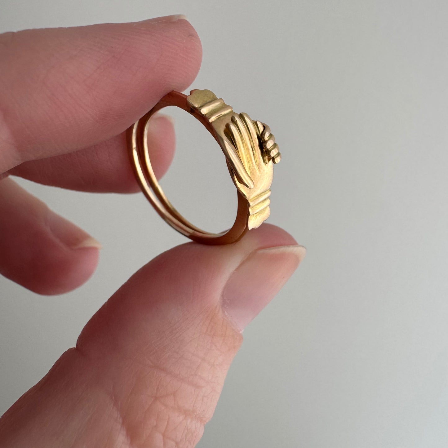 V I N T A G E // puzzling love / 18k Fede Gimmel handshake clasped hands ring / size 5.75