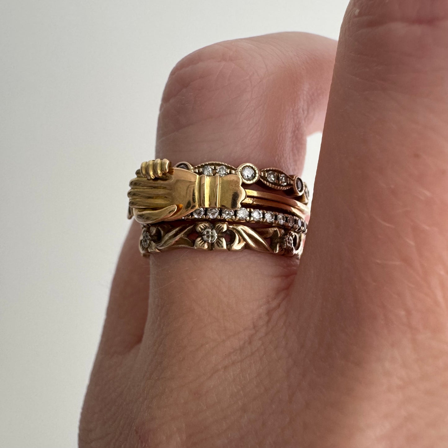 V I N T A G E // puzzling love / 18k Fede Gimmel handshake clasped hands ring / size 5.75