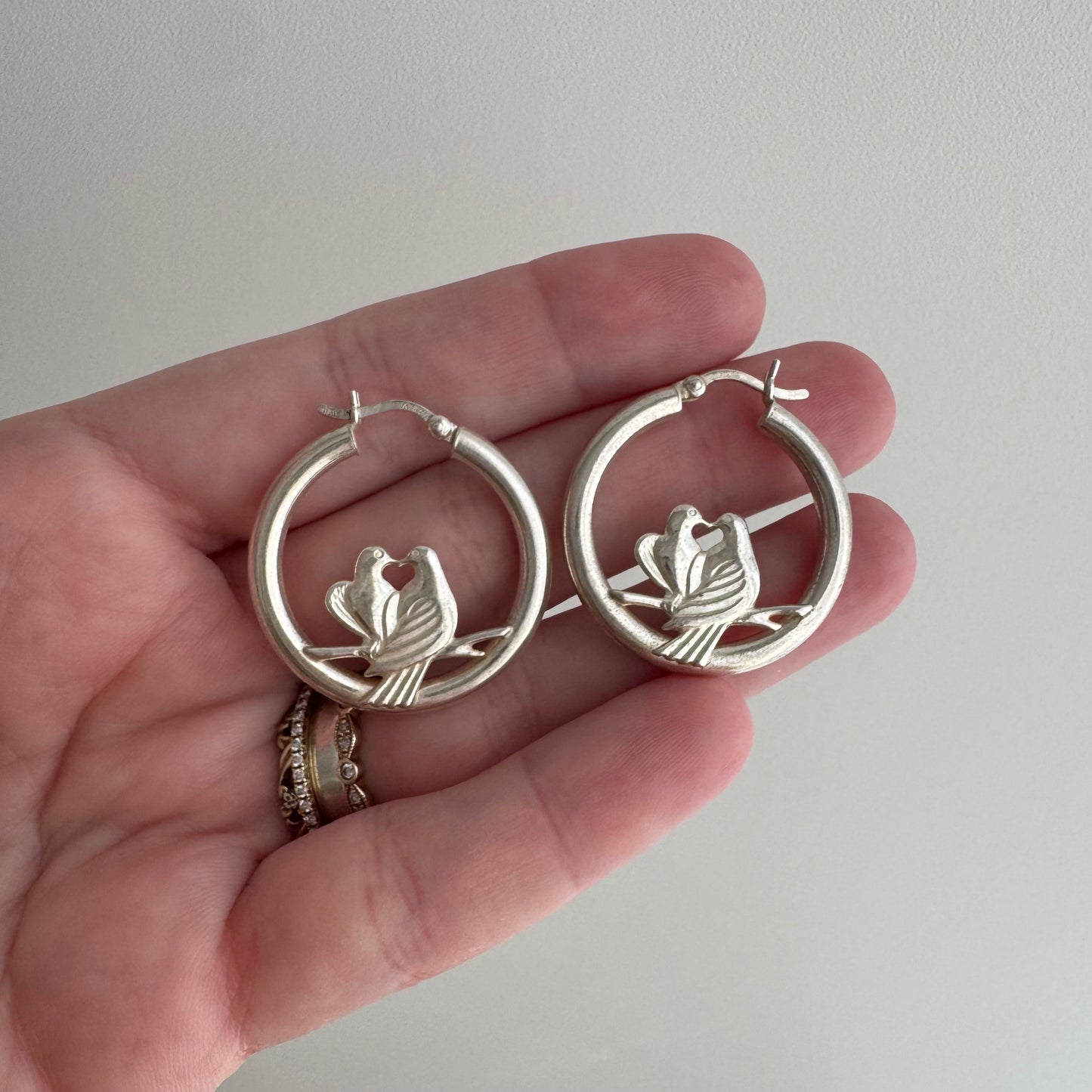 V I N T A G E // birds of a feather / sterling silver hollow round hoops with kissing love birds / earrings