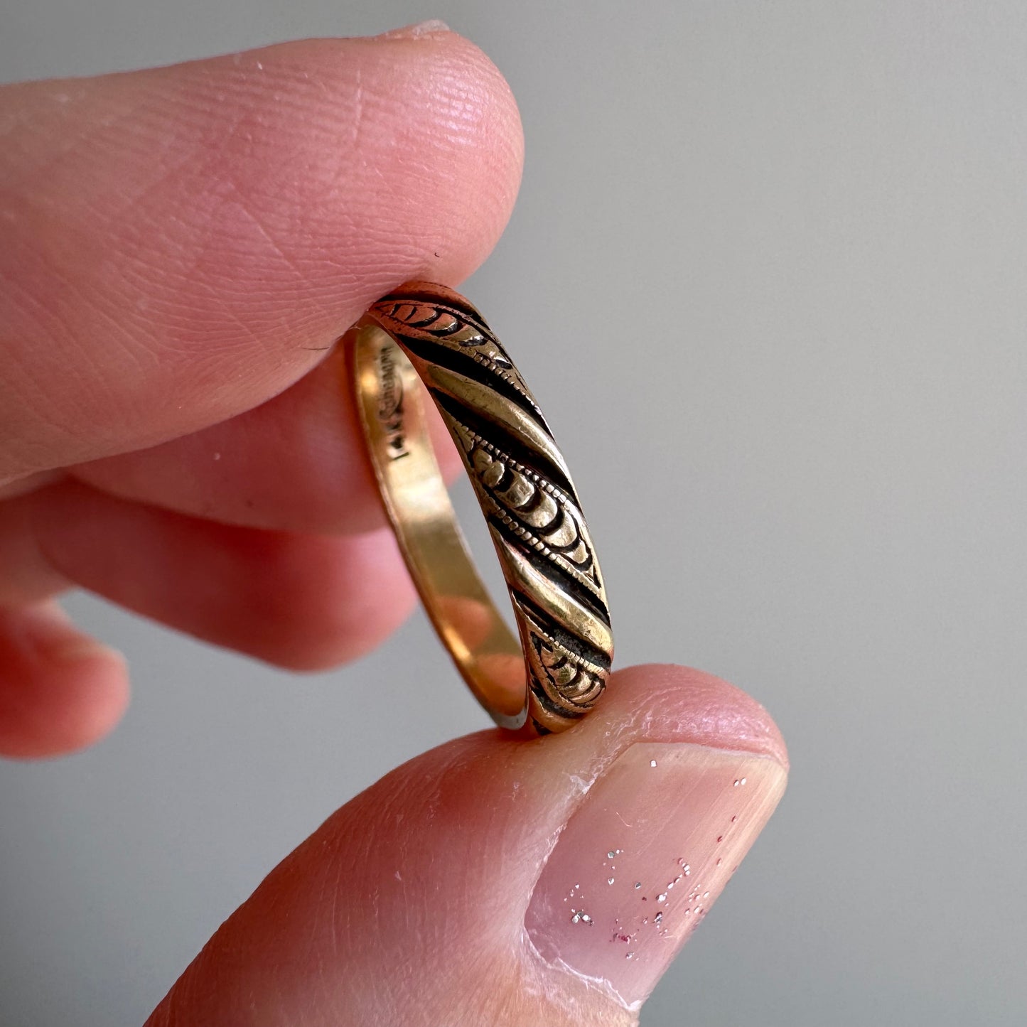 V I N T A G E // peas in the pod / 14k rosy yellow Lohengrin patterned eternity band / size 5