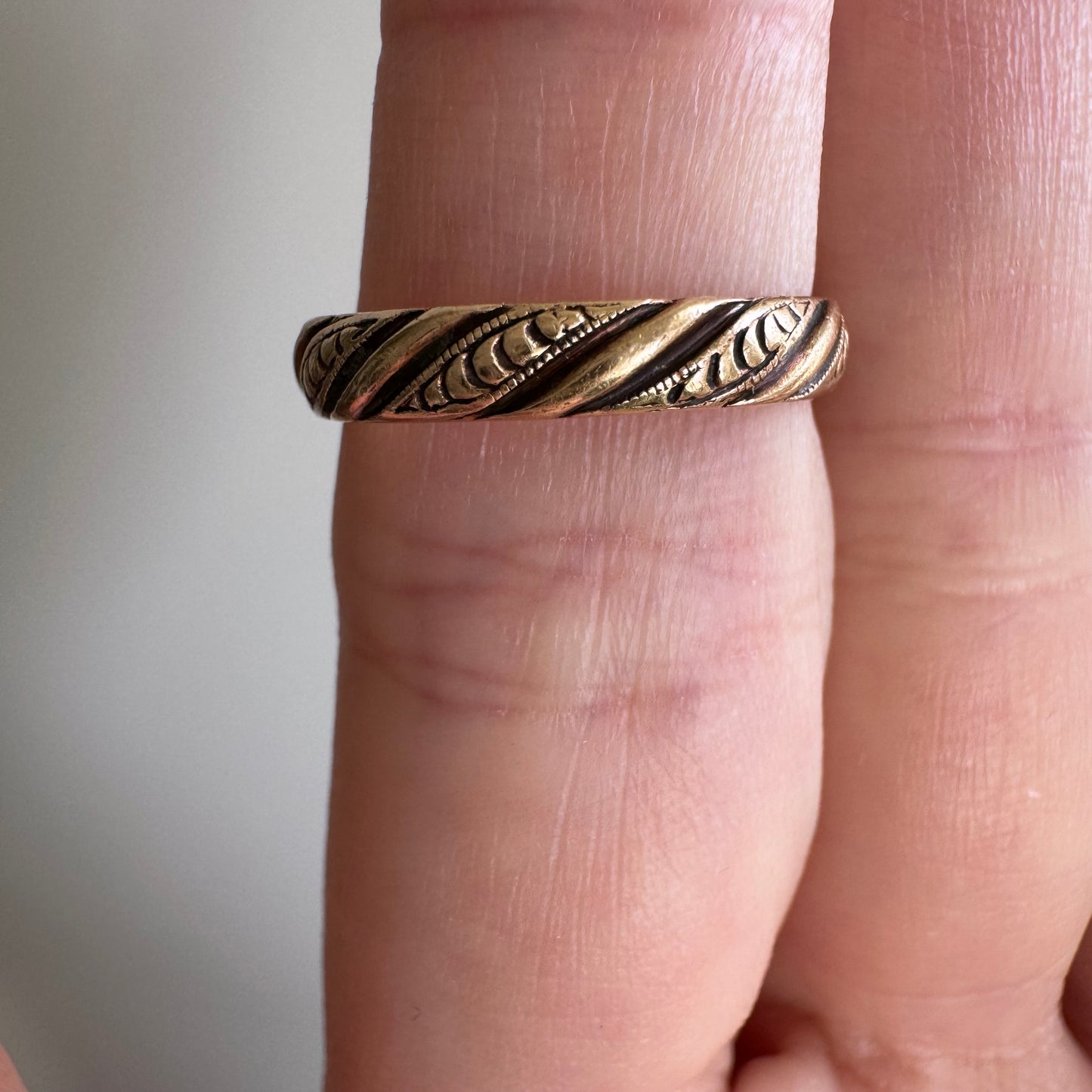 V I N T A G E // peas in the pod / 14k rosy yellow Lohengrin patterned eternity band / size 5