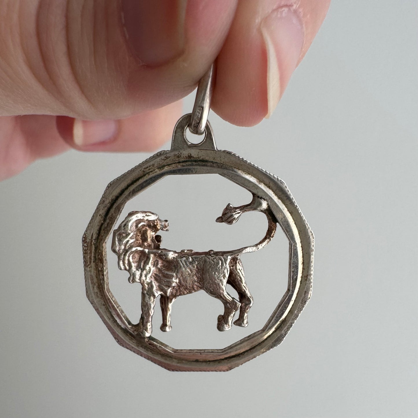 V I N T A G E // sideways roar / sterling silver framed 3D lion / a pendant