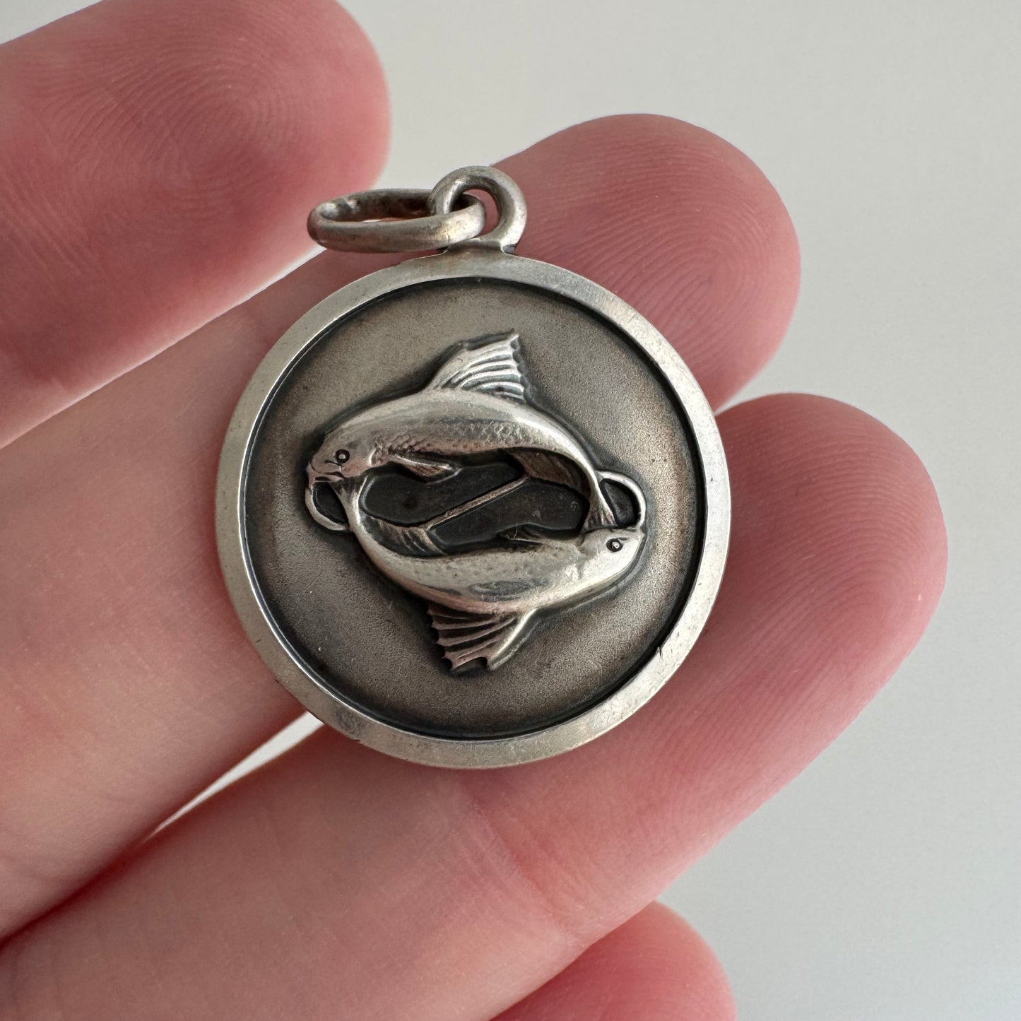 V I N T A G E // swim with the fish / sterling silver double fish by Unoaerre / a pendant