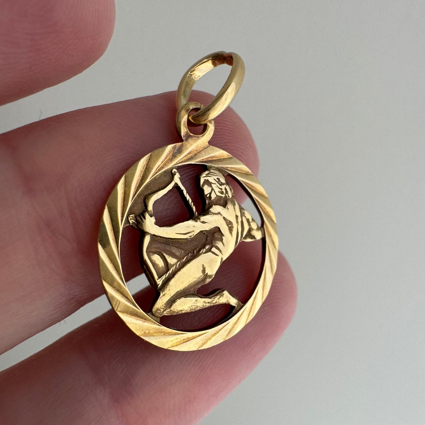 V I N T A G E // bow and arrow / 14k kneeling archer Sagittarius / a zodiac pendant