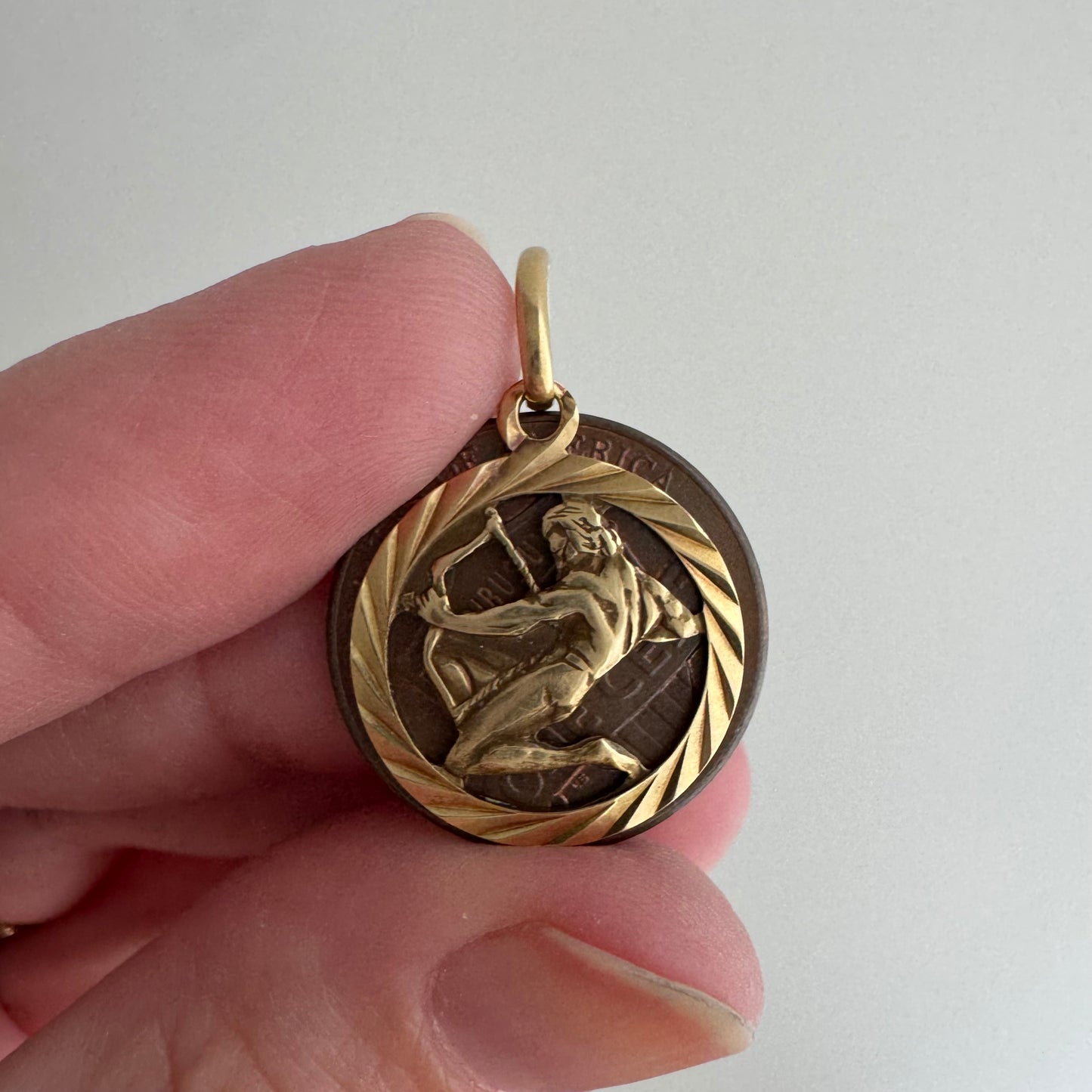 V I N T A G E // bow and arrow / 14k kneeling archer Sagittarius / a zodiac pendant