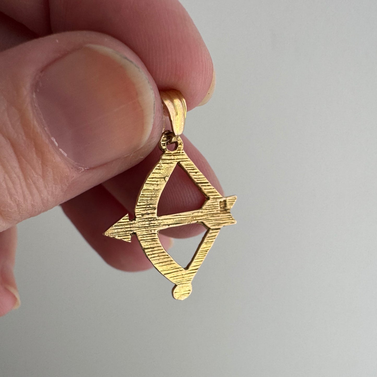 V I N T A G E // aiming forward / 14k bow and arrow / a pendant