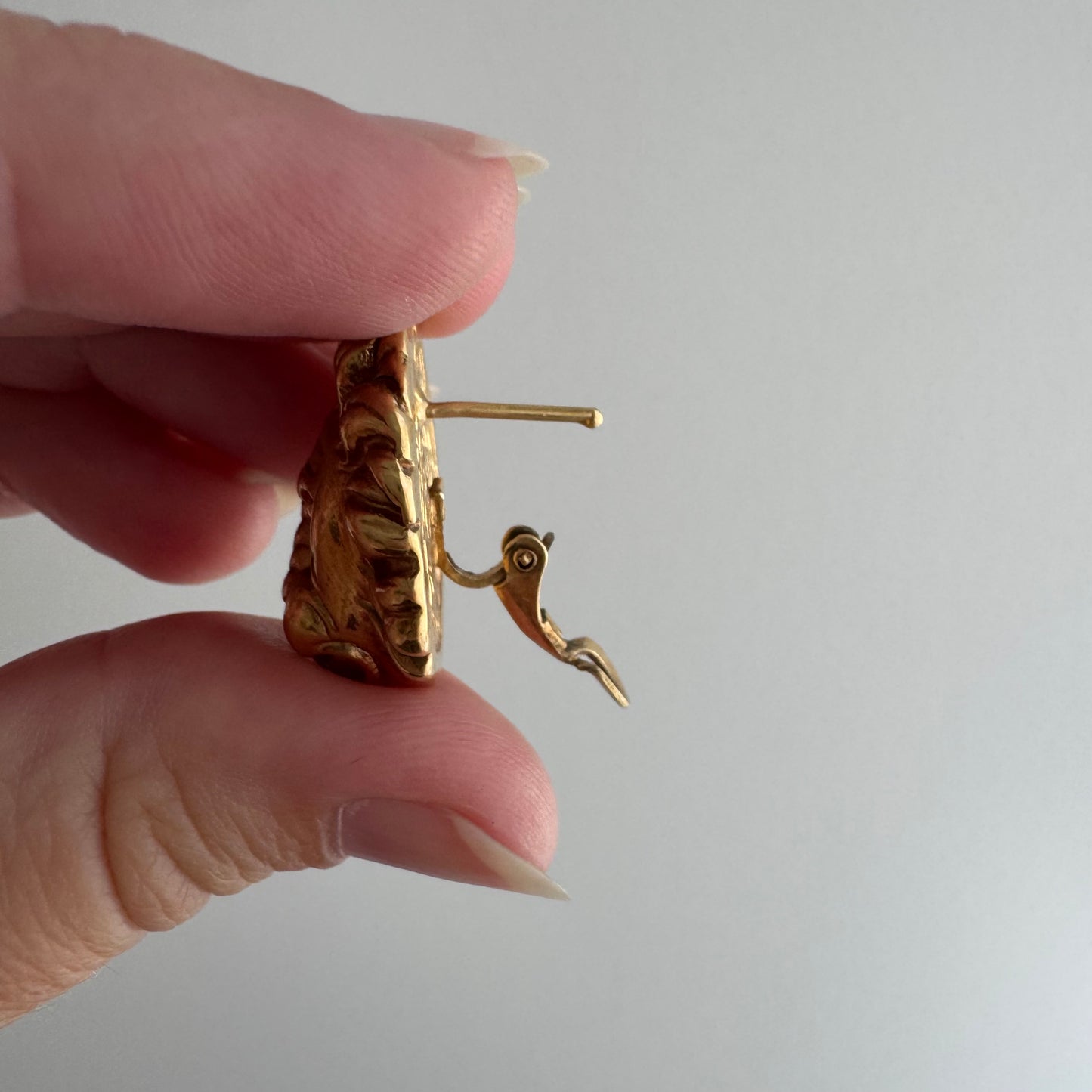 V I N T A G E // best beasts / 18k latch back lion face post statement earrings